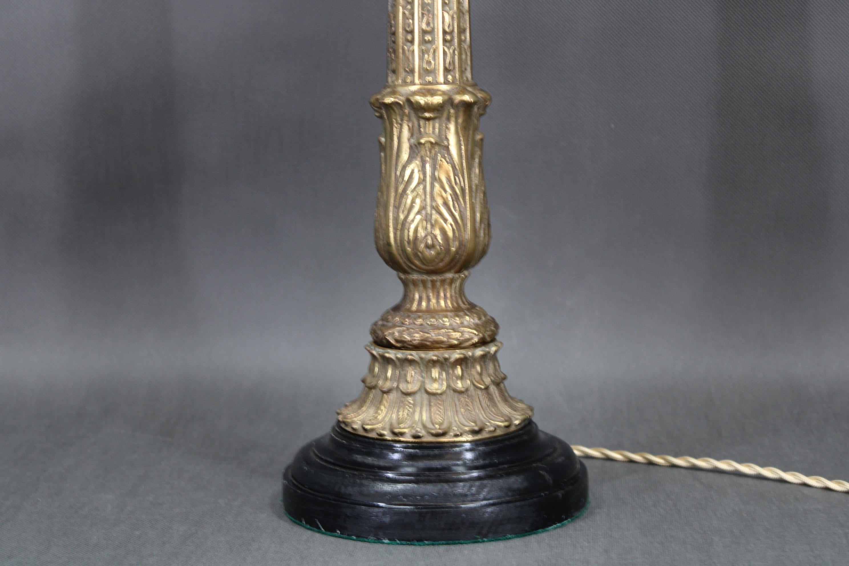 20ième siècle Lampe de table en laiton restaurée des années 1940 avec base en bois et abat-jour en verre en vente