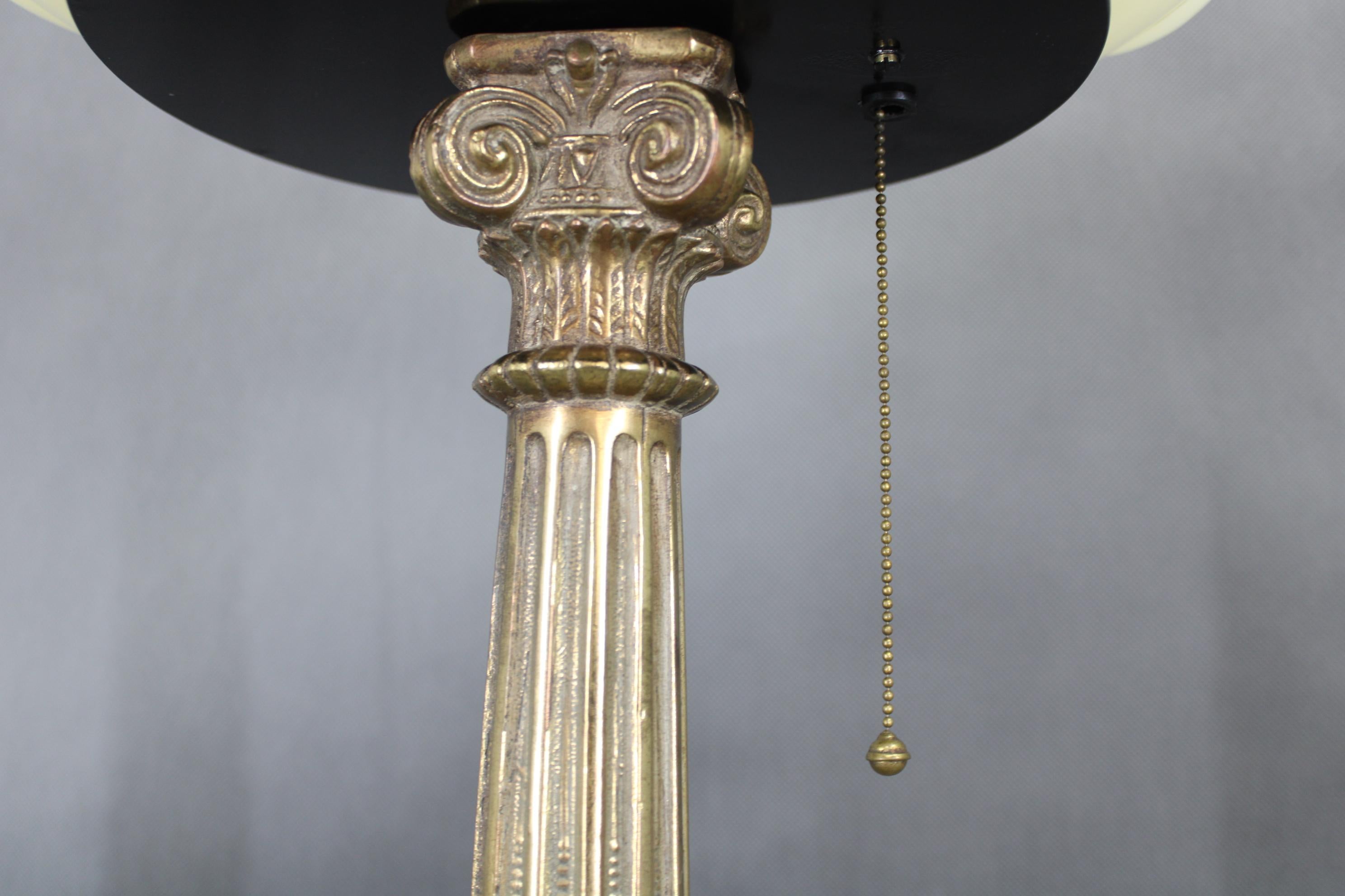 Lampe de table en laiton restaurée des années 1940 avec base en bois et abat-jour en verre en vente 2