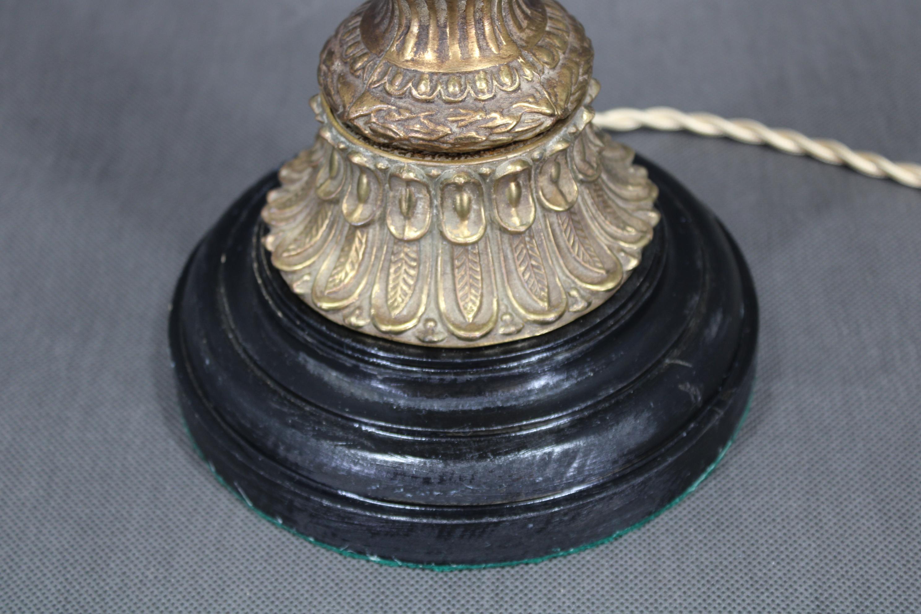Laiton Lampe de table en laiton restaurée des années 1940 avec base en bois et abat-jour en verre en vente