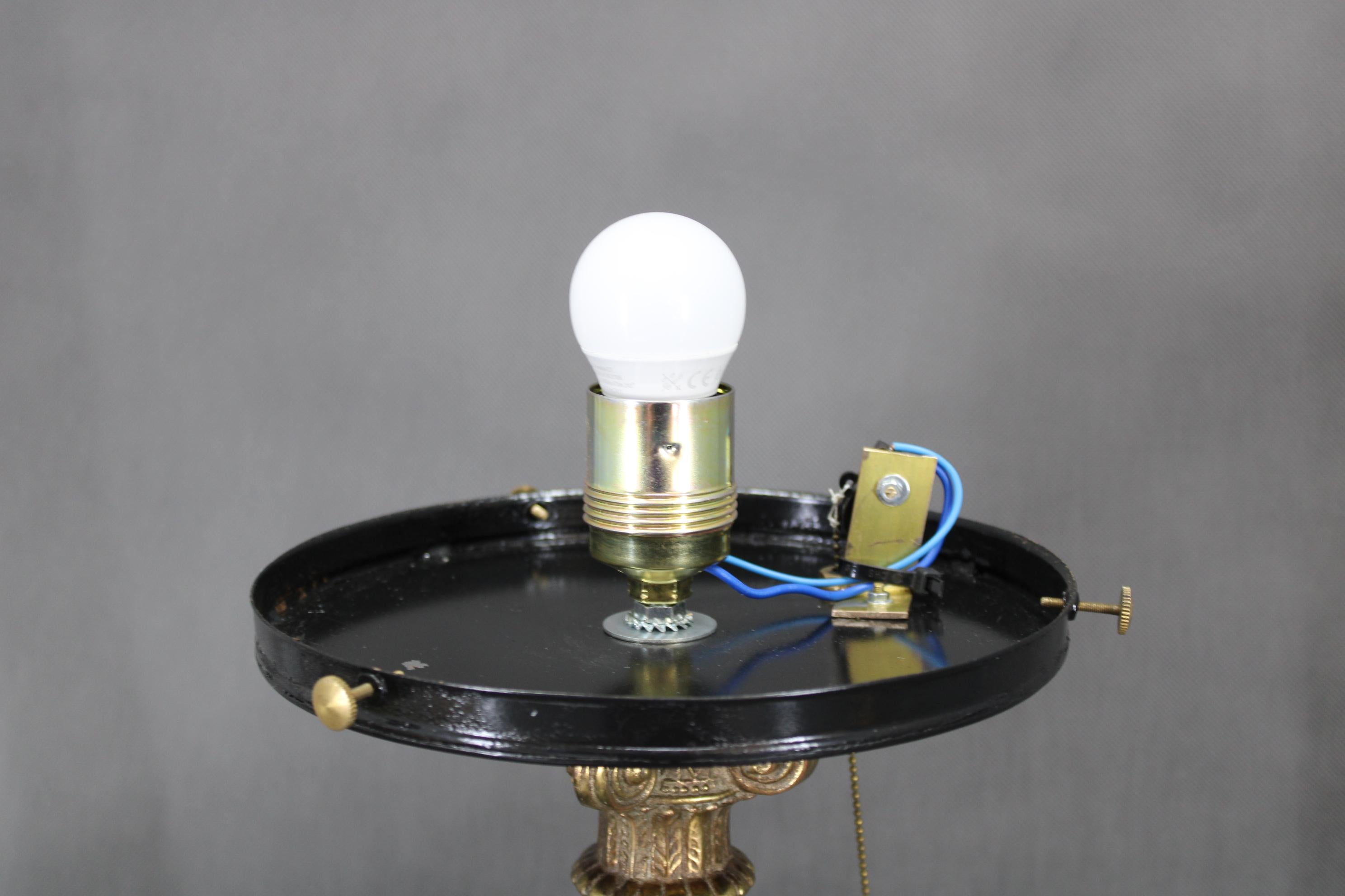 Lampe de table en laiton restaurée des années 1940 avec base en bois et abat-jour en verre en vente 6