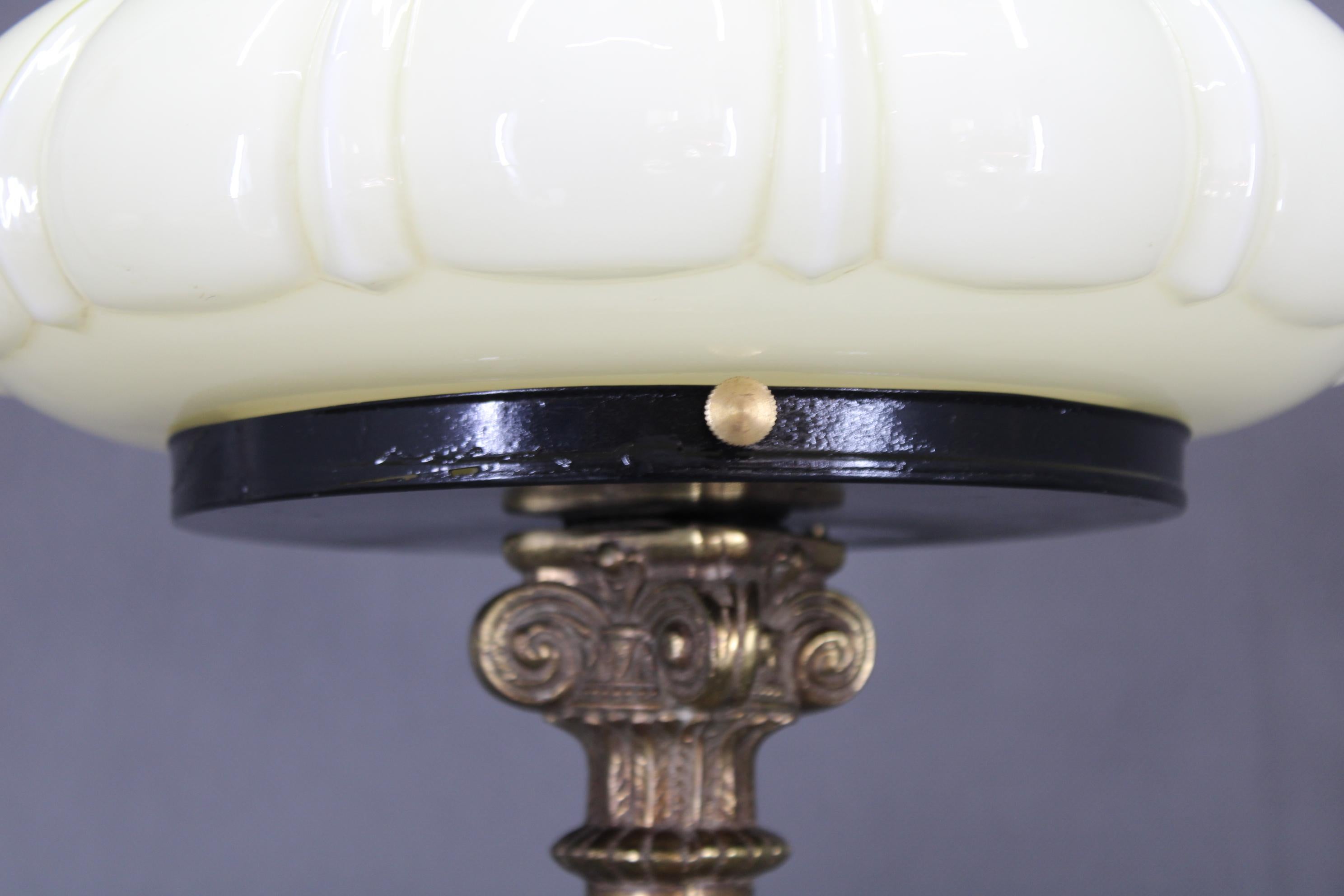 Lampe de table en laiton restaurée des années 1940 avec base en bois et abat-jour en verre en vente 4
