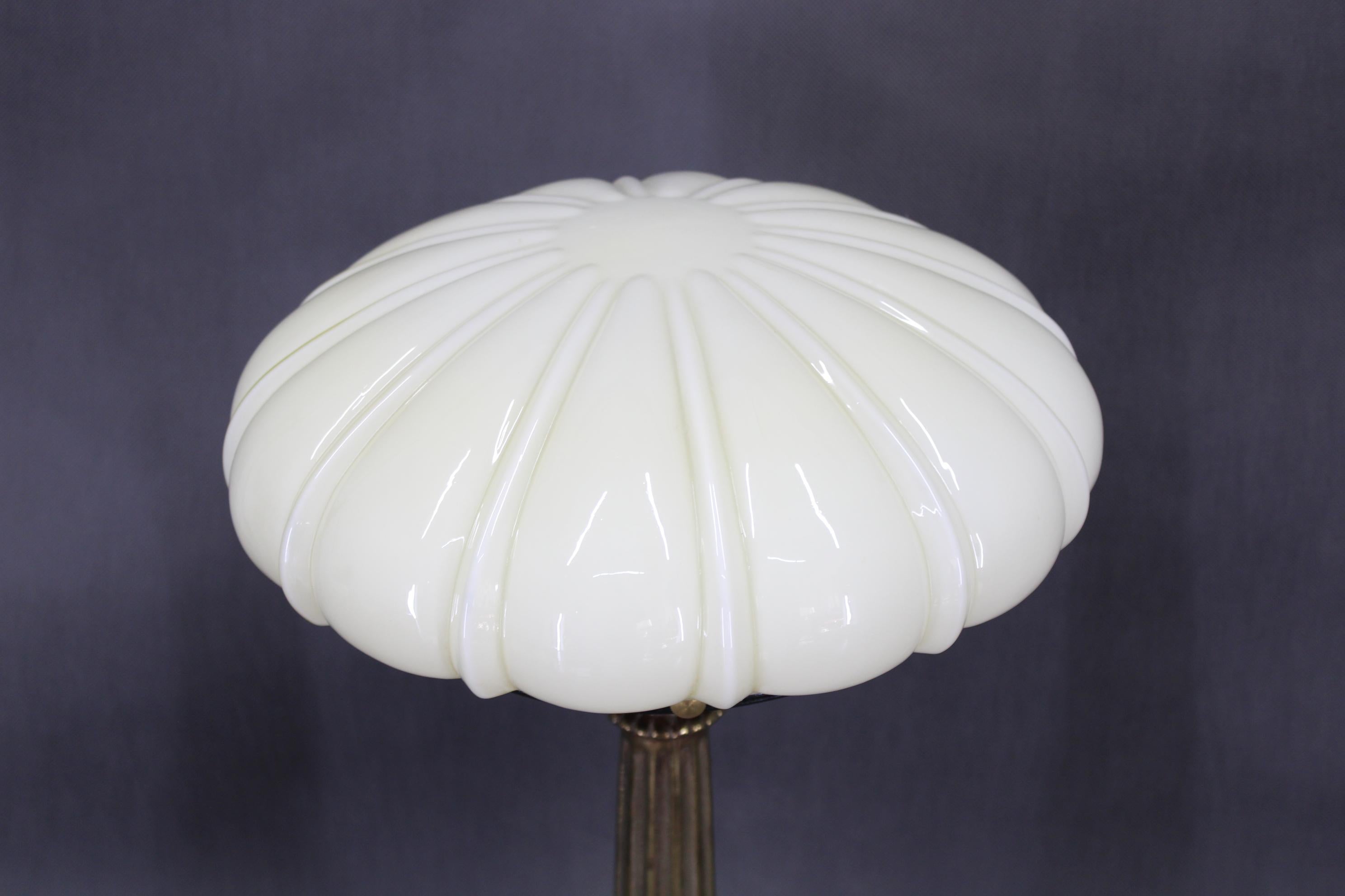 Lampe de table en laiton restaurée des années 1940 avec base en bois et abat-jour en verre en vente 5