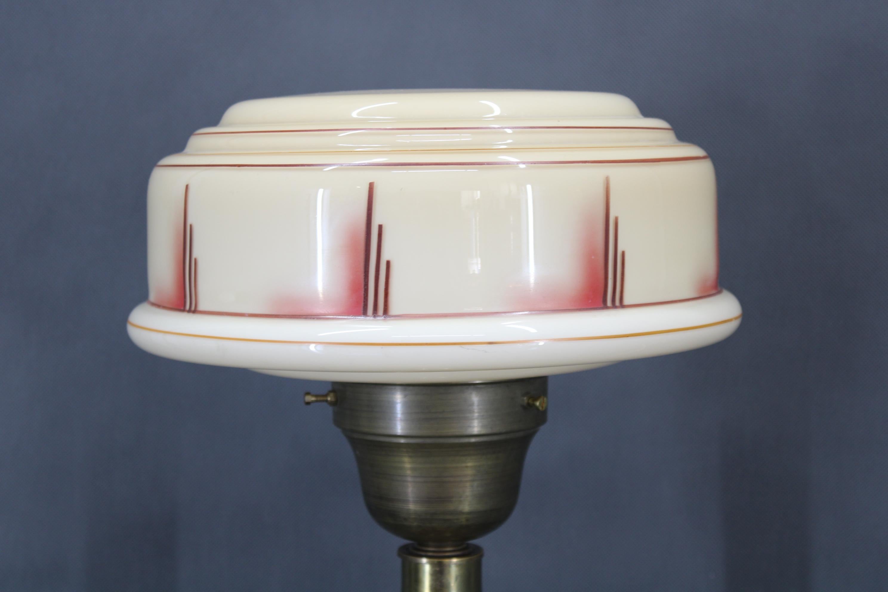  - Newly rewired  
- 1x E26-E27 bulb 
- US wiring compatible (US plug adapter includes) 
- wooden base
