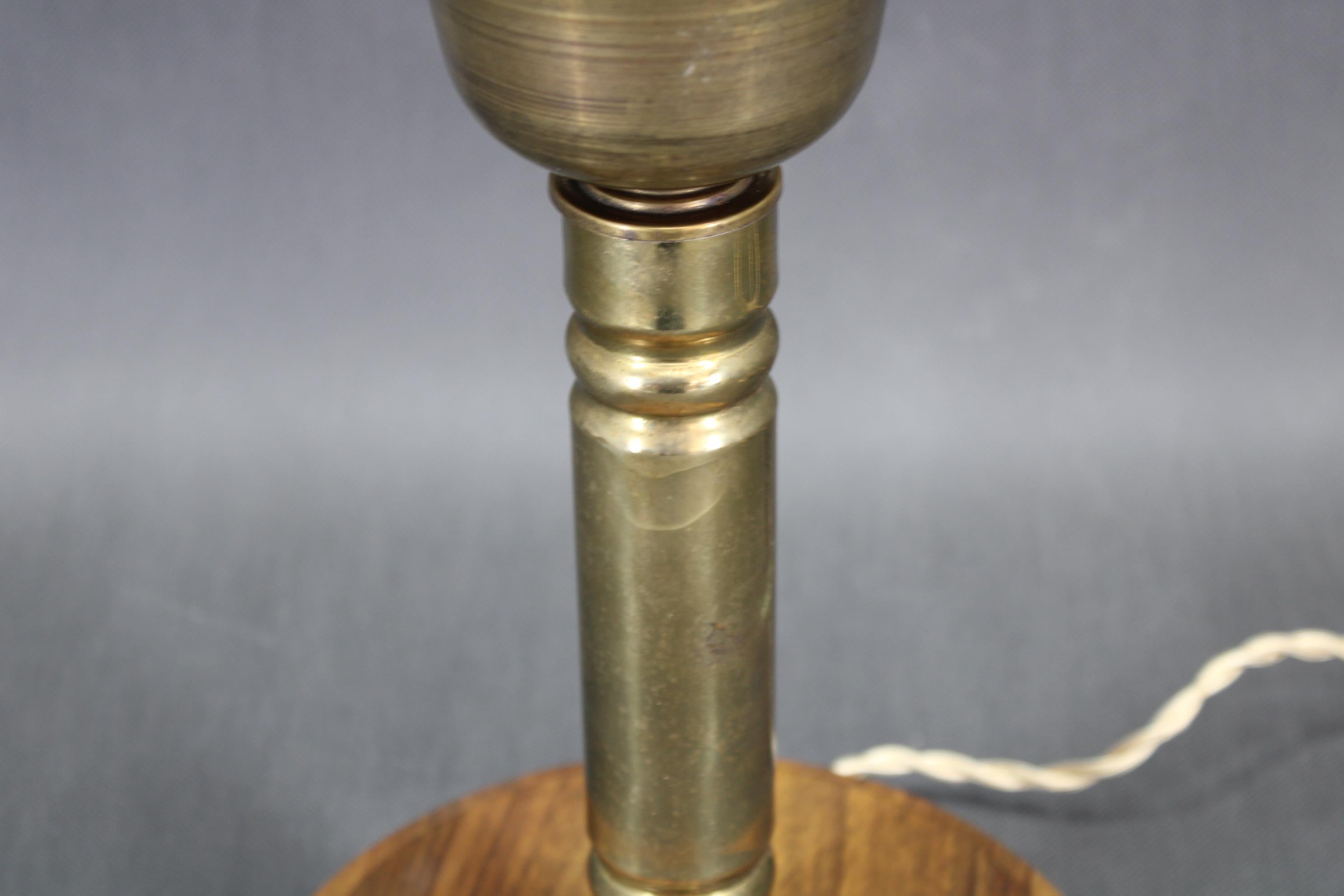 1940s Restored Brass Table Lamp with Wooden Base and Glass Shade For Sale 4