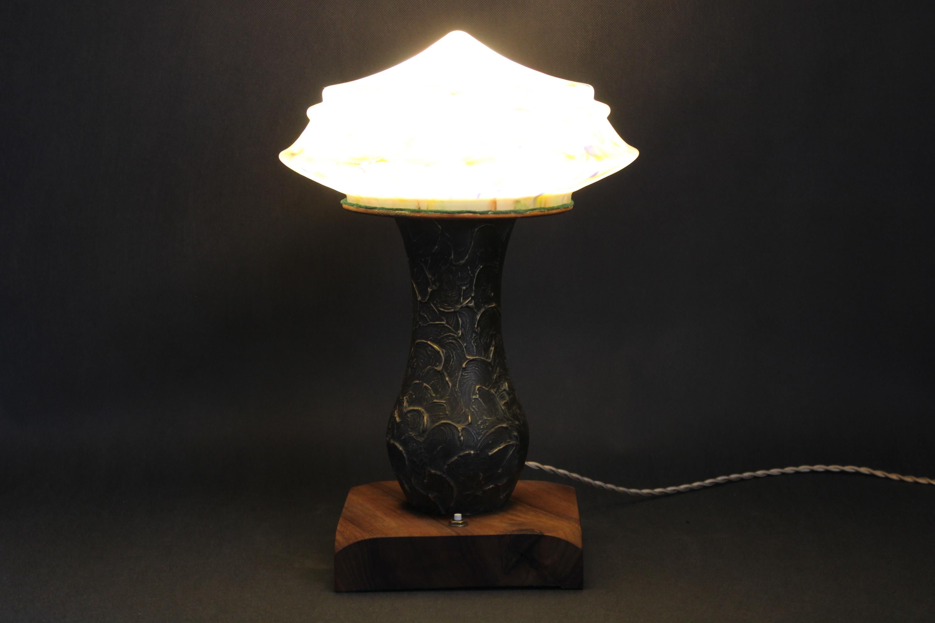 1940s Restored Brass Table Lamp with Wooden Base and Glass Shade For Sale 7