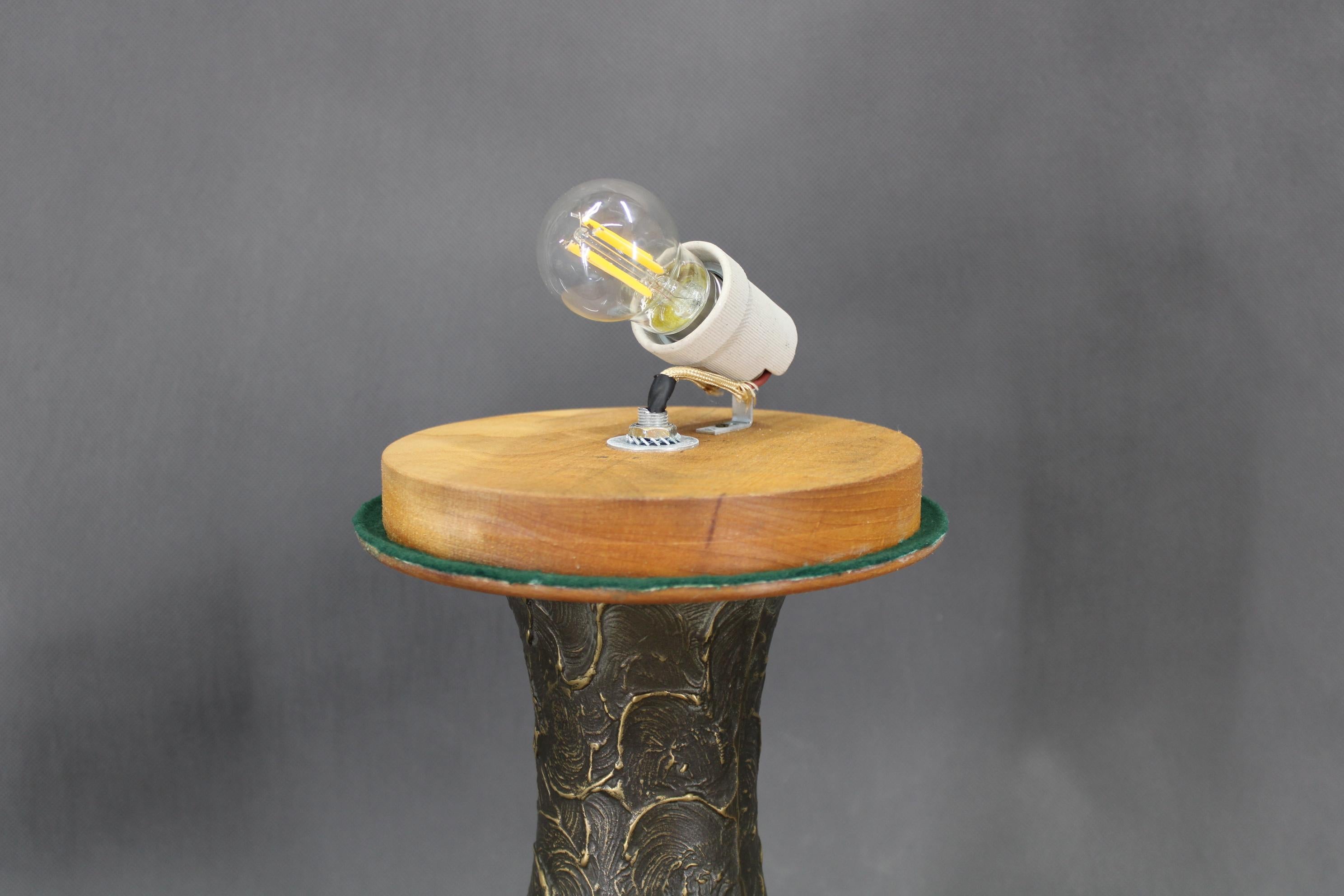 1940s Restored Brass Table Lamp with Wooden Base and Glass Shade For Sale 5