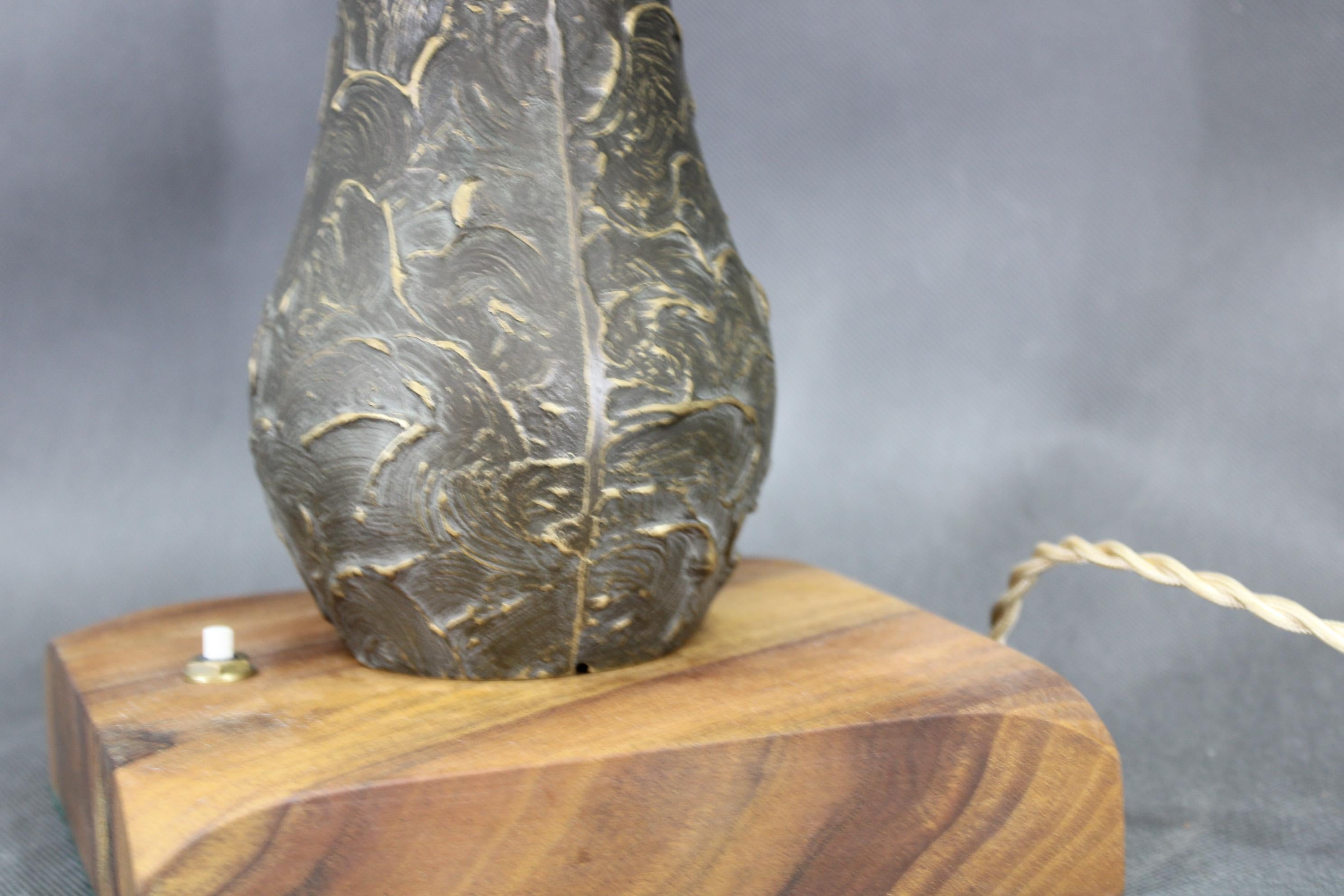 1940s Restored Brass Table Lamp with Wooden Base and Glass Shade For Sale 2