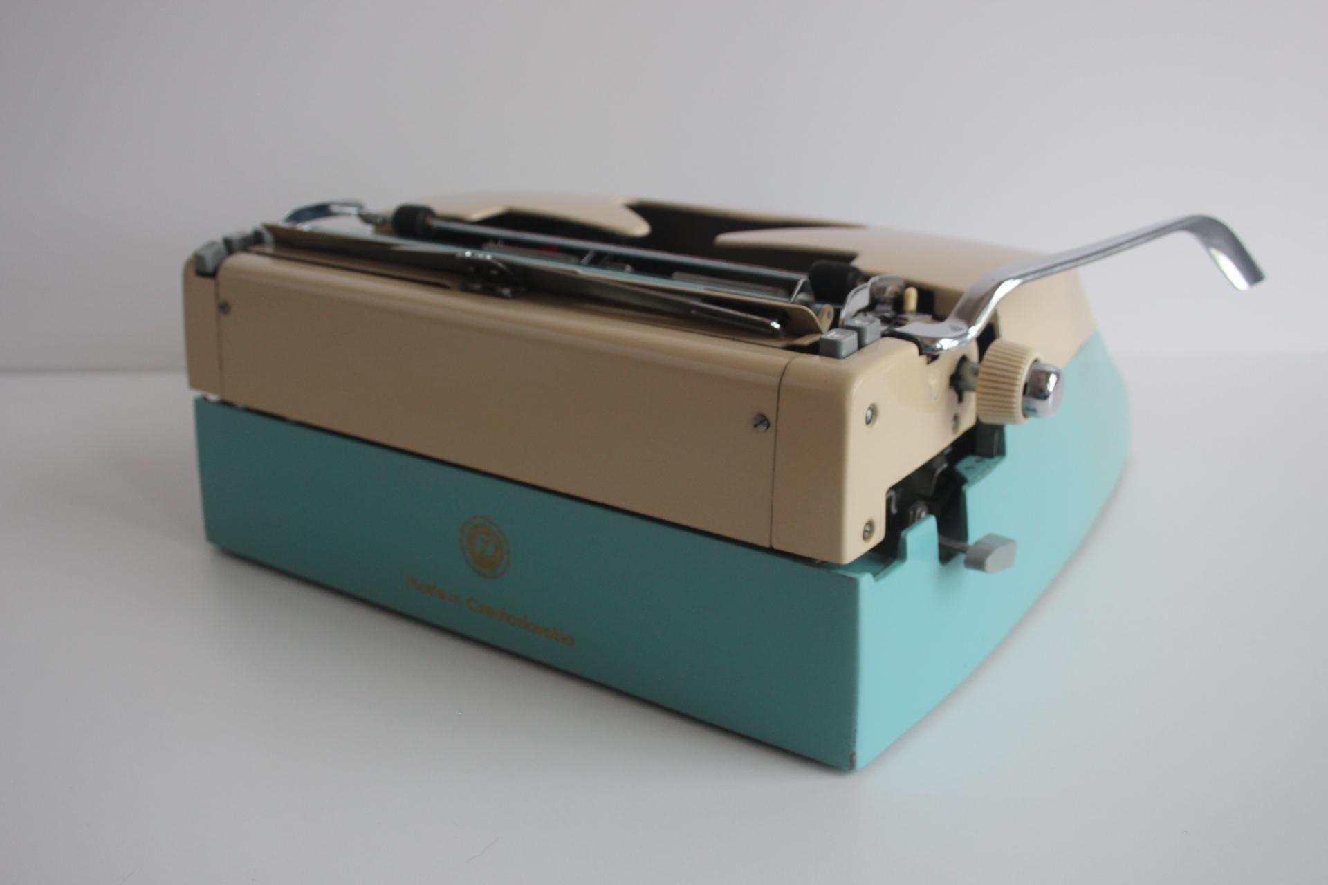 Plastica Macchina da scrivere Consul in due tonalità crema e acqua, Cecoslovacchia, anni '60 in vendita