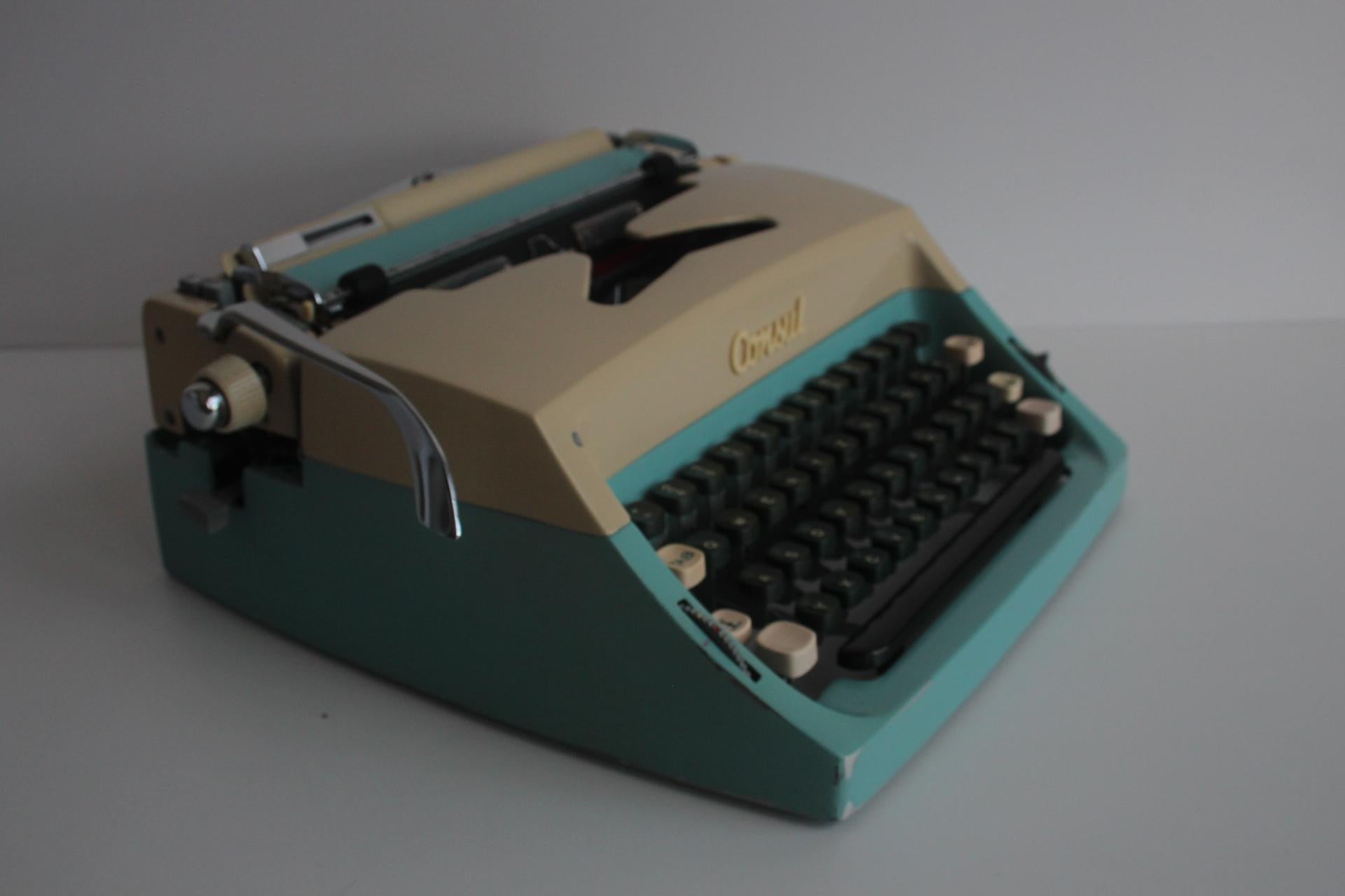 Metà XX secolo Macchina da scrivere Consul in due tonalità crema e acqua, Cecoslovacchia, anni '60 in vendita