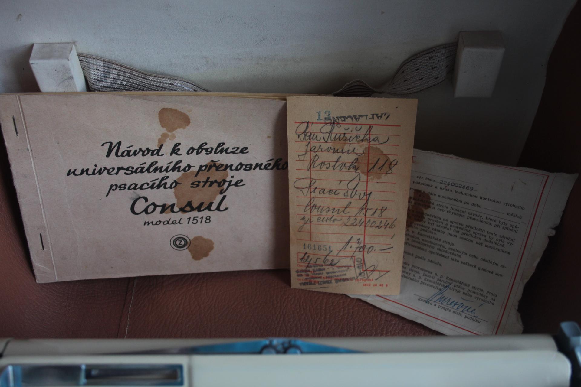Macchina da scrivere Consul in due tonalità crema e acqua, Cecoslovacchia, anni '60 in vendita 3