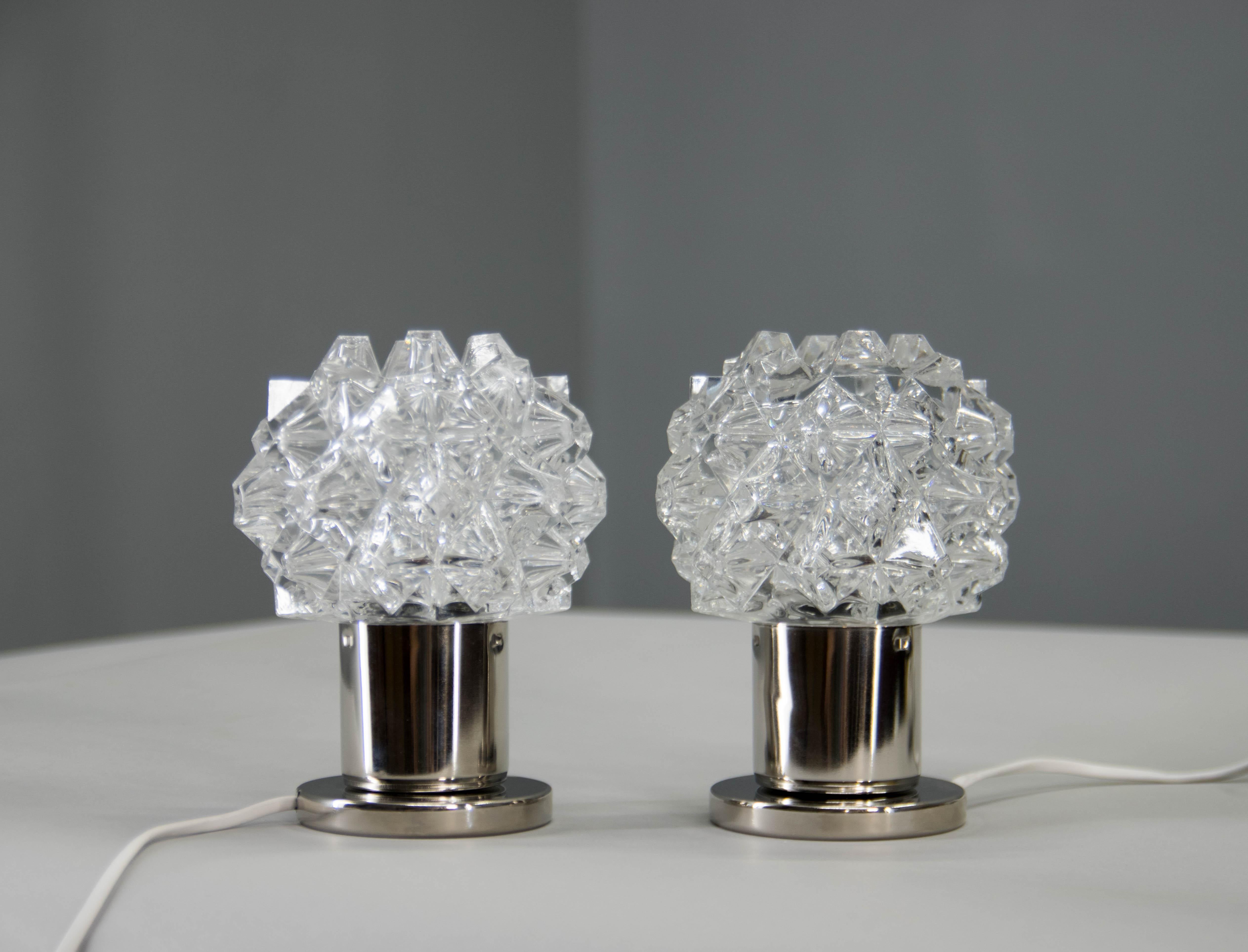 Design Tisch-/Wandleuchten mit Metallsockel und Glasschirmen. Sie können an die Wand gehängt werden.
Sehr guter Zustand. Gereinigt, poliert, neu verkabelt.
Gezeichnet von Kamenicky Senov.
1x40W, E12-E14 Glühbirne
Inklusive US-Steckeradapter.
