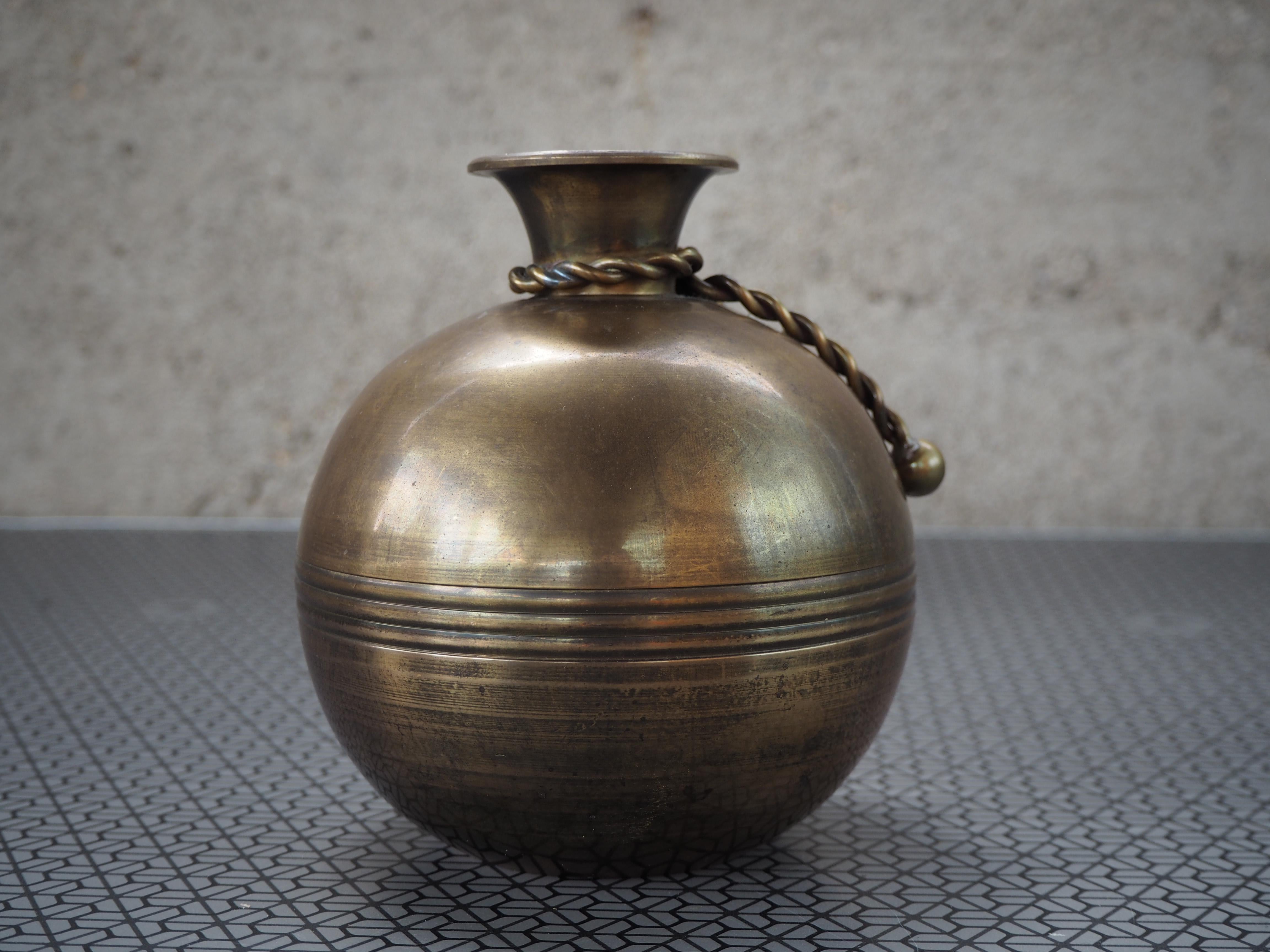 Inizio XX secolo Vaso antico in ottone, anni '20 in vendita