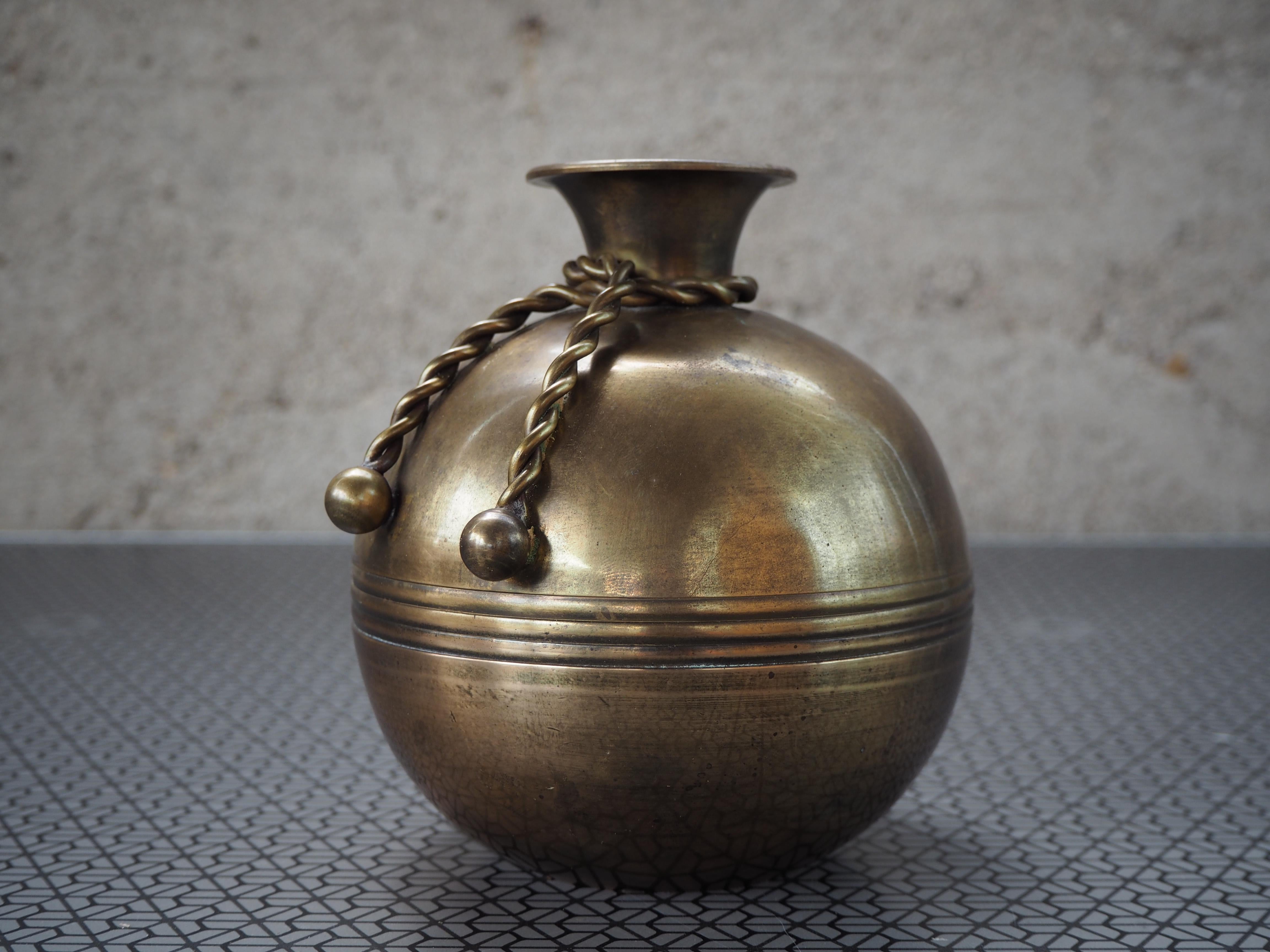 Art Nouveau Vaso antico in ottone, anni '20 in vendita