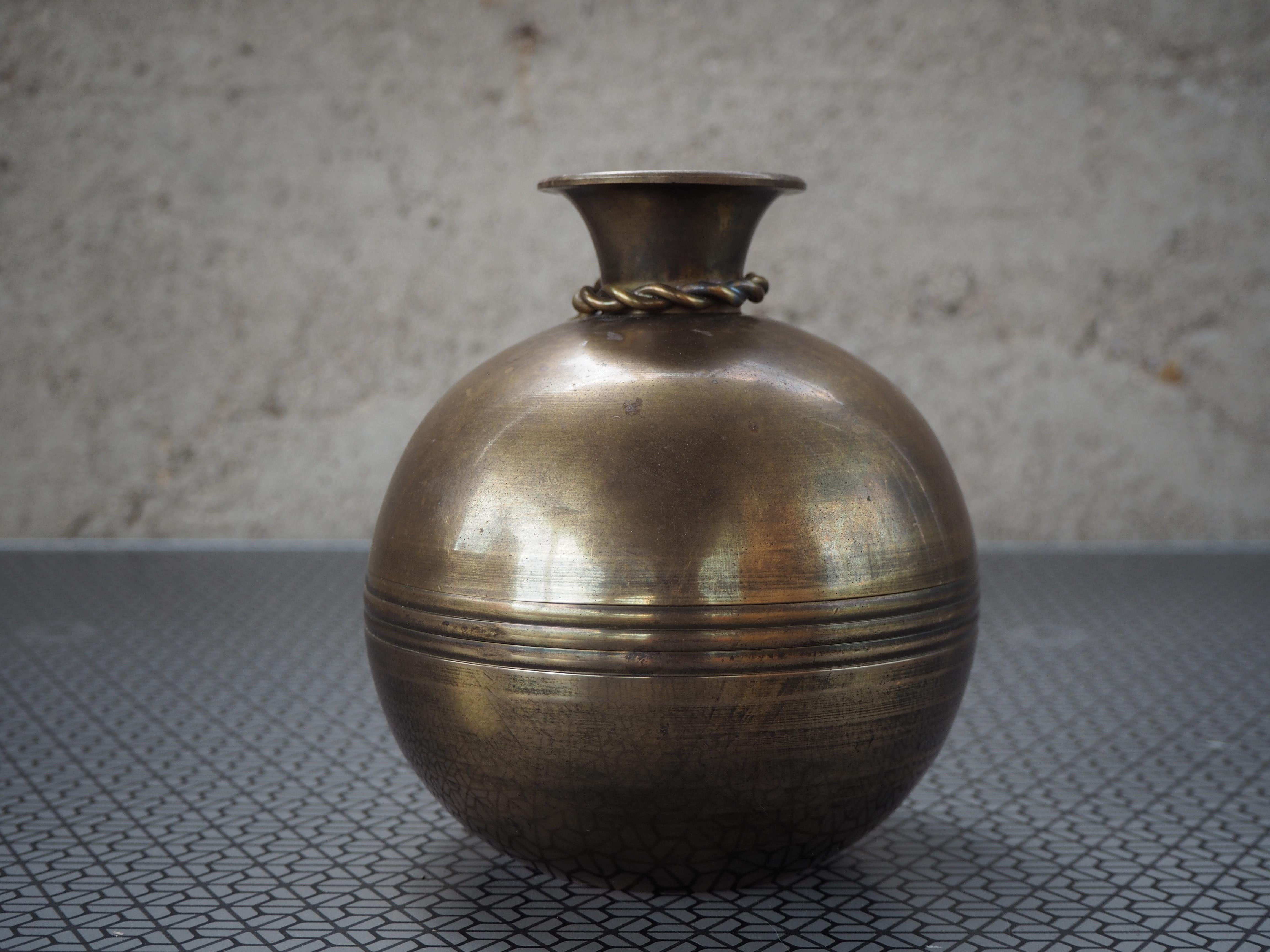 Vaso antico in ottone, anni '20 In condizioni buone in vendita a Praha, CZ