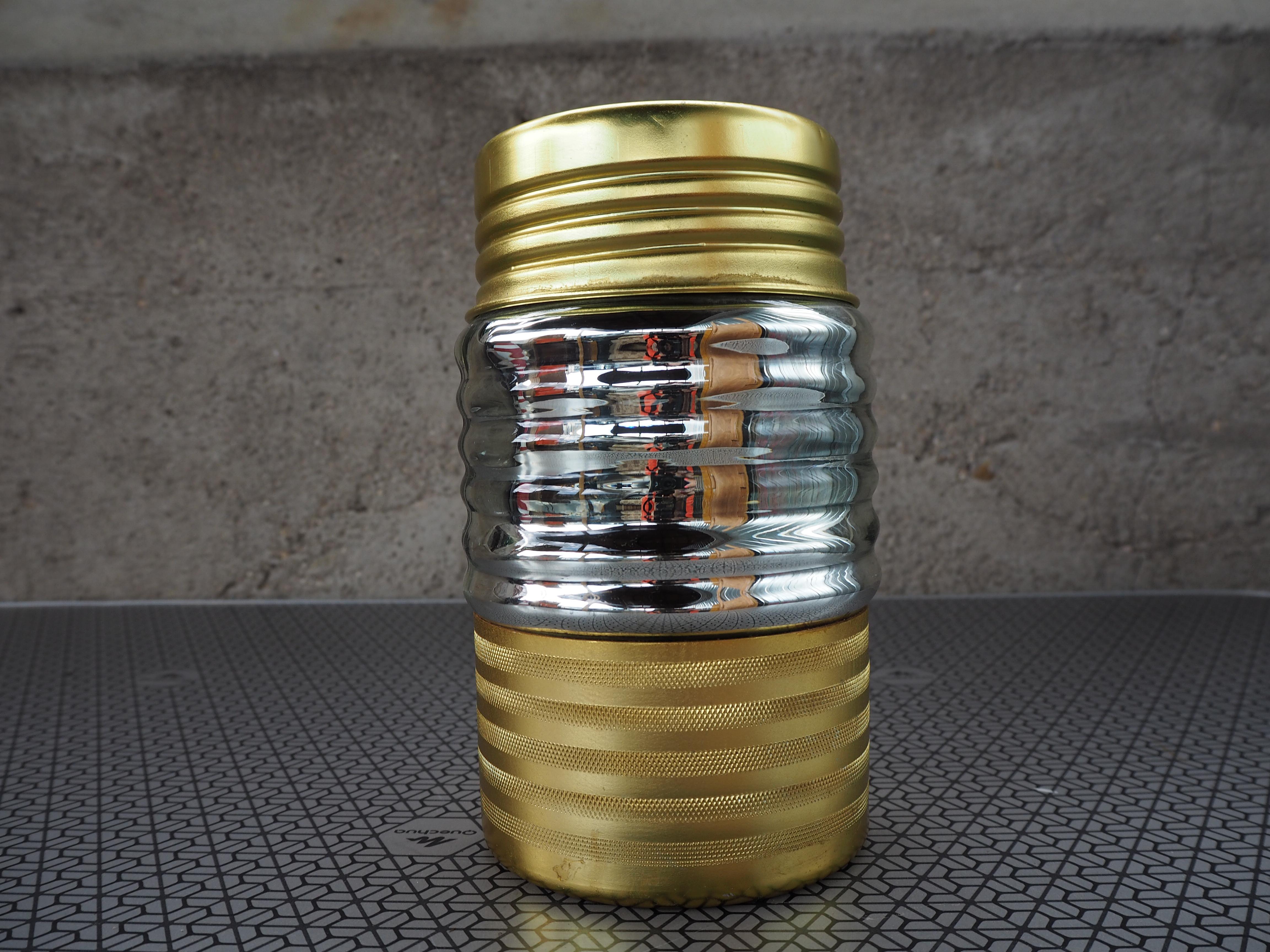 
Realizzato in alluminio, vetro, sughero
Il thermos ha l'etichetta originale
La superficie in alluminio presenta segni di utilizzo,
completamente funzionante
Condizioni originali
