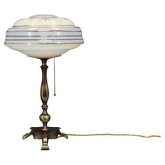 Lámpara de mesa de latón restaurada de los años 40 con pantalla de cristal