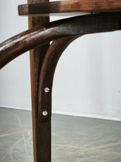 Mesa ovalada de madera curvada Thonet n.º 207, de Mazovia (Polonia), década de 1910