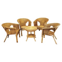 Conjunto de salón italiano de ratán y mimbre de los años 50, con cuatro sillones y una mesa