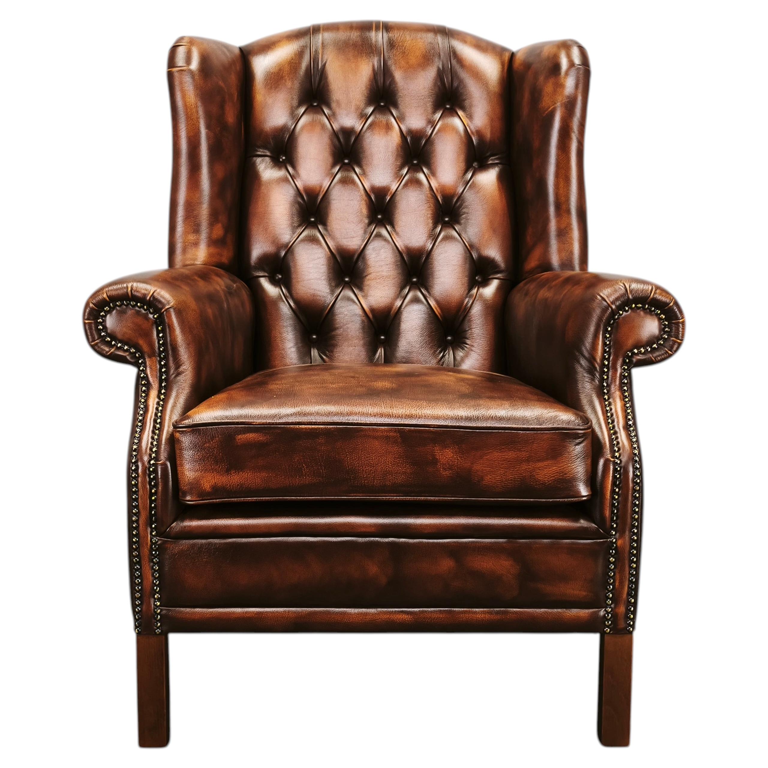 Sillón Chesterfield contemporáneo de cuero, hecho a mano, con respaldo alado, de la década de 2010