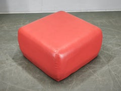 Puf otomano italiano de los años 80, de estilo posmoderno, en imitación de cuero rojo