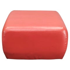 Pouf in finta pelle rossa in stile postmoderno italiano degli anni ’80