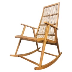 Rara sedia a dondolo in legno e rattan della metà del secolo scorso, Danimarca, anni ’60