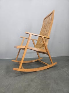 Rara sedia a dondolo in legno e rattan della metà del secolo scorso, Danimarca, anni ’60
