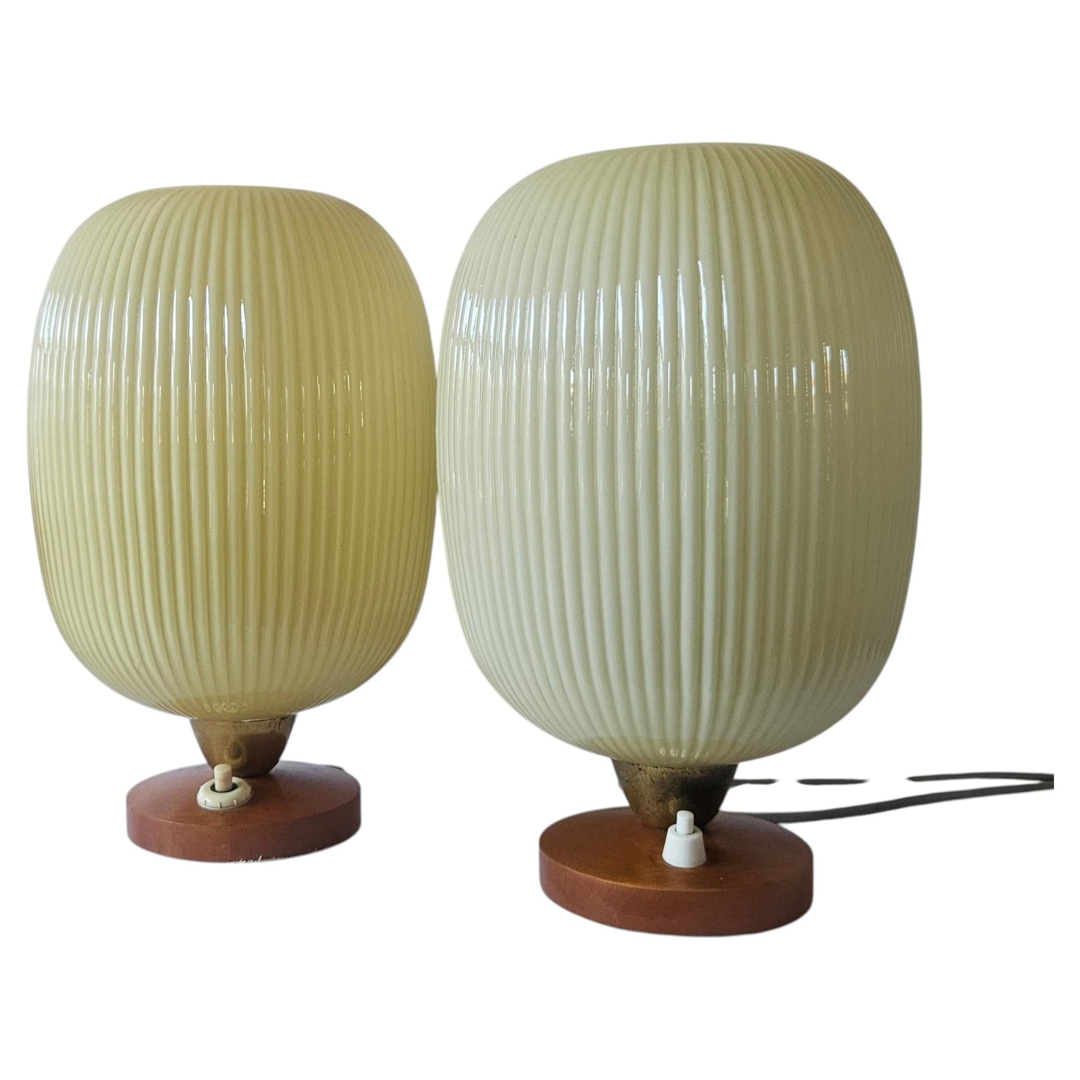 Raro par de lámparas de mesa, de cristal y madera, década de los 60