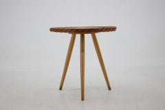Mesita auxiliar checa de mimbre y madera de los años 70, diseñada por Jan Kalous para ÚLUV