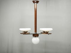 Lámpara de araña checa de estilo Art Déco en nogal, cromo y cristal opalino, década de 1930