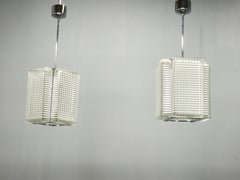 Ein Paar Napako-Pendelleuchten aus Chrom und strukturiertem Glas, 1970er Jahre