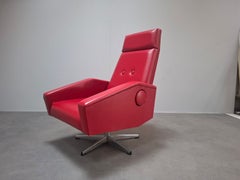 Fauteuil pivotant inclinable rouge vintage tchécoslovaque, style « Mid-Century Modern »