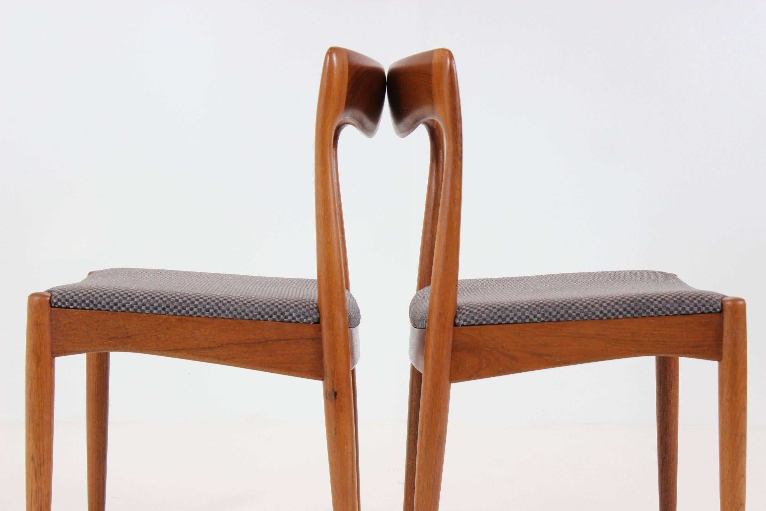 A set of four soft organic flow dining chairs in teak by Arne Vodder for Vamo Møbelfabrik featuring sculpted details all-over. The chairs have been re-stored and re-upholstered and they are in very good condition.