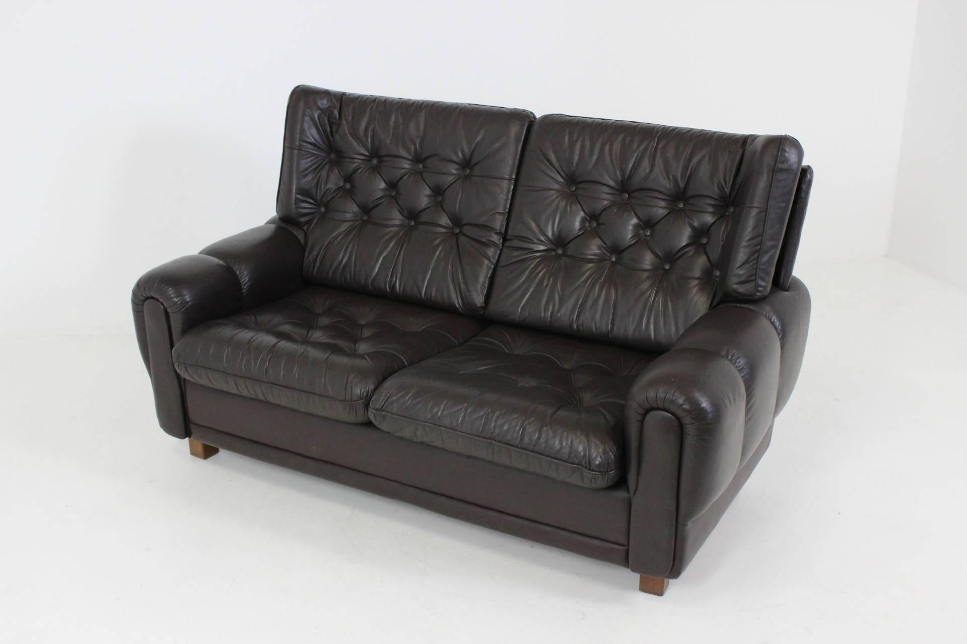 Divano in pelle nera di design di metà secolo, anni '70, Cecoslovacchia In condizioni buone in vendita a Praha, CZ