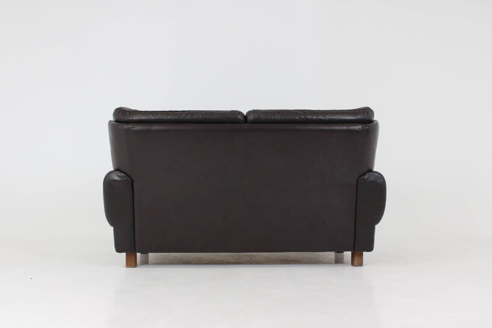 Mid-Century Design Black Leather Sofa, 1970s, Czechoslovakia For Sale 2