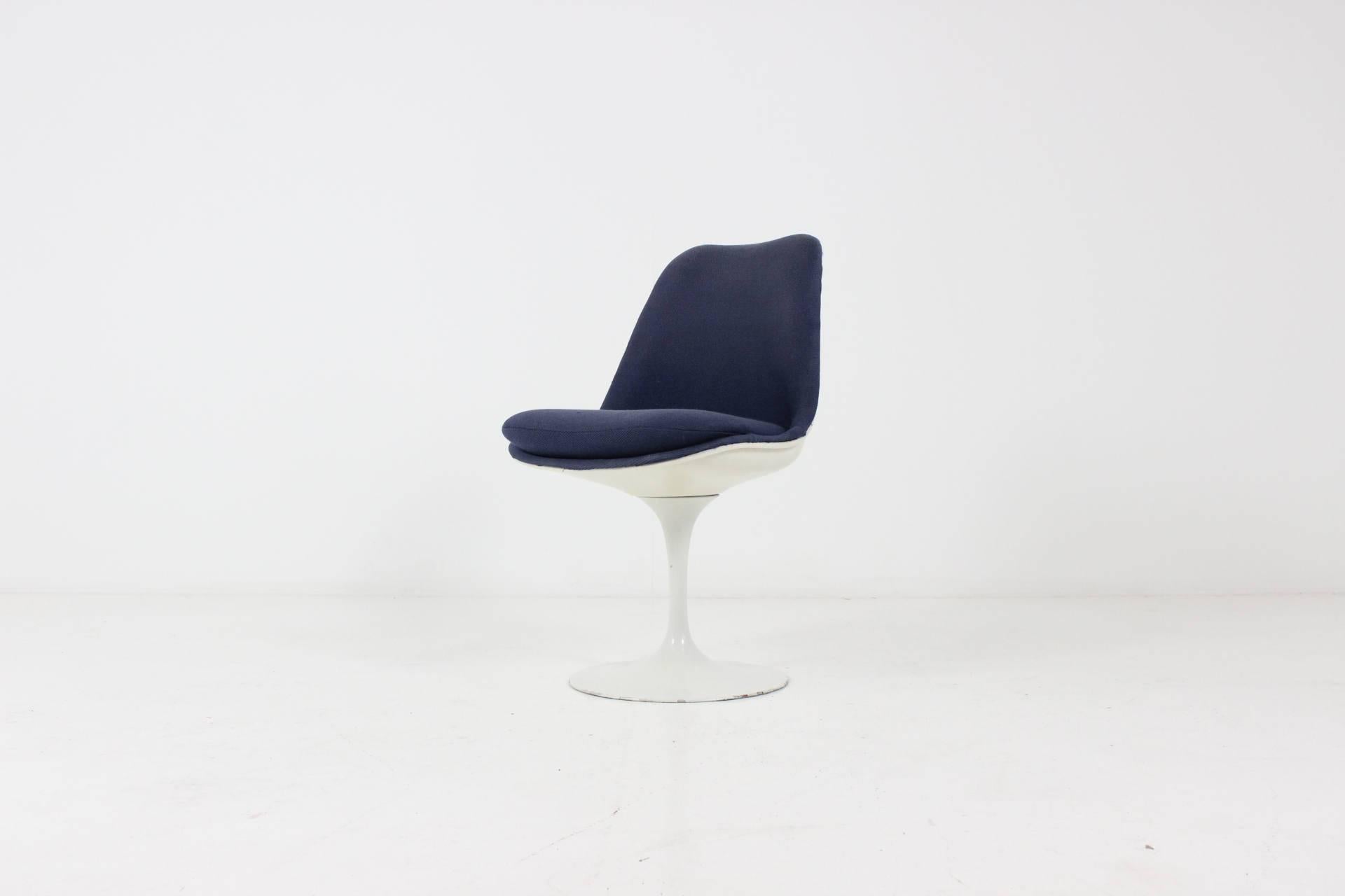 This tulip model swivel chair was designed by Eero Saarinen in 1957, and manufactured in Germany by Knoll International in the early 1960s.
Knoll "tulip" chair in blue by Eero Saarinen from the 1950s. Swivel chair. Manufactured in Germany