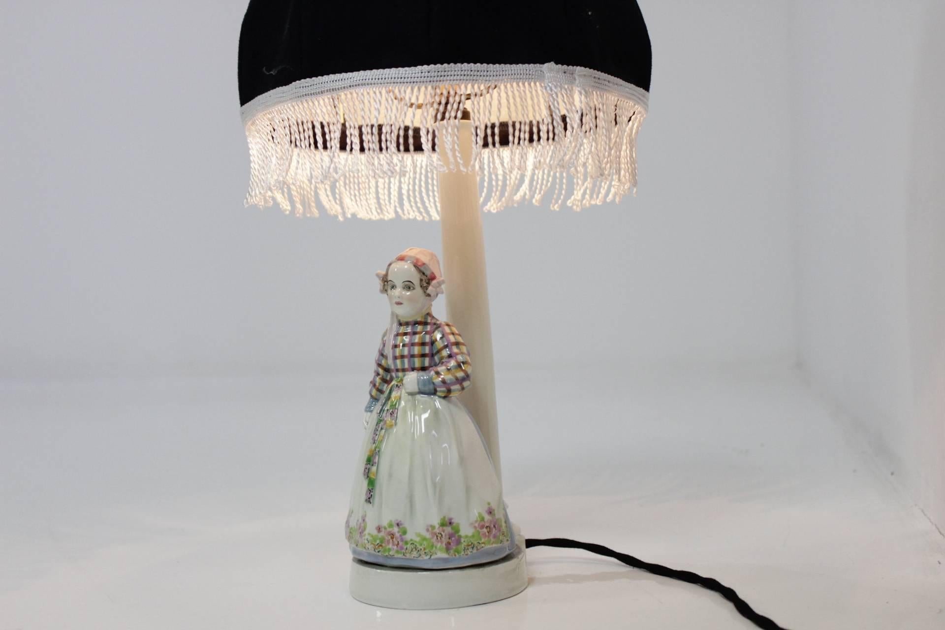 Belle lampe en porcelaine conçue par Josef Lorenzl (signé) avec électricité neuve et abat-jour en textile.