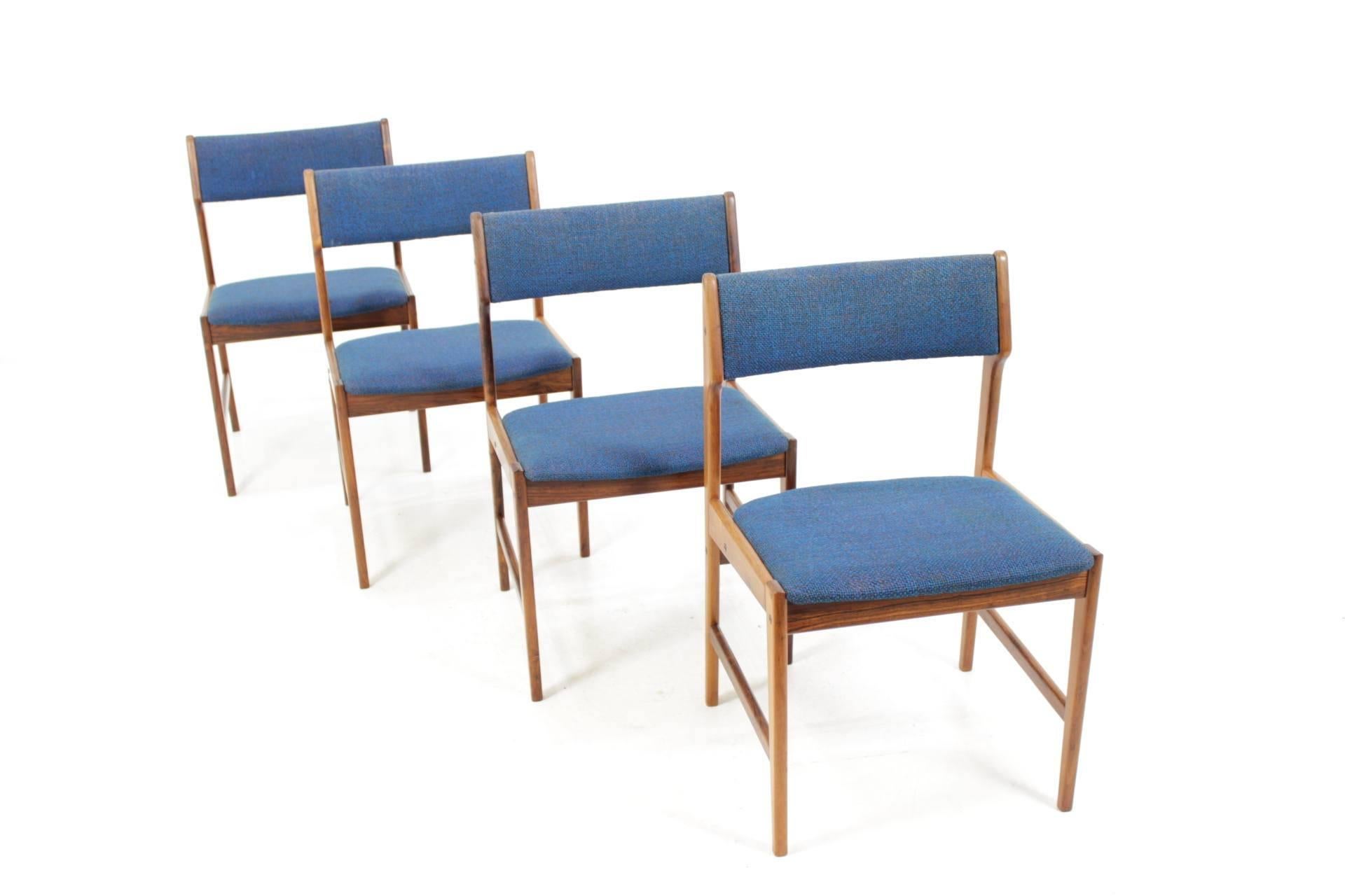 The frame of each one is made from massiv palisander wood and has been re-polished .The originally upholstered seats and backrests are in good condition. Some signs of wear due to age 
labeled by manufacturer: BRDR ANDERSEN VEJEN.