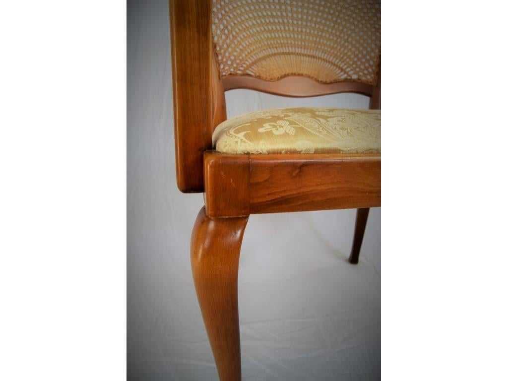 Cette chaise a été fabriquée en Tchécoslovaquie, vers 1930. La chaise a été conçue dans le style second rococo. Partiellement restauré. Le tissu du siège a été retapissé. La corde du dossier a été restaurée. La surface a été polie. Les accoudoirs