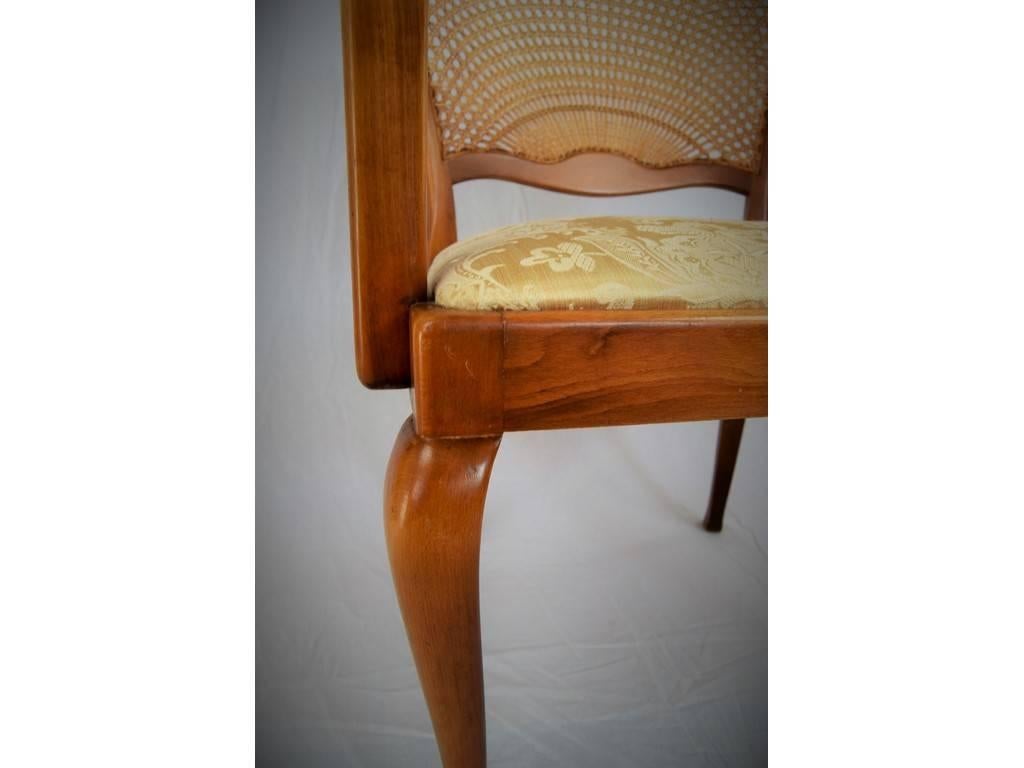 Esta silla se fabricó en Checoslovaquia, hacia 1930. La silla se diseñó en el segundo estilo rococó. Parcialmente restaurado. La tela del asiento se ha retapizado. Se ha restaurado la cuerda del respaldo. La superficie se ha pulido. Los reposabrazos