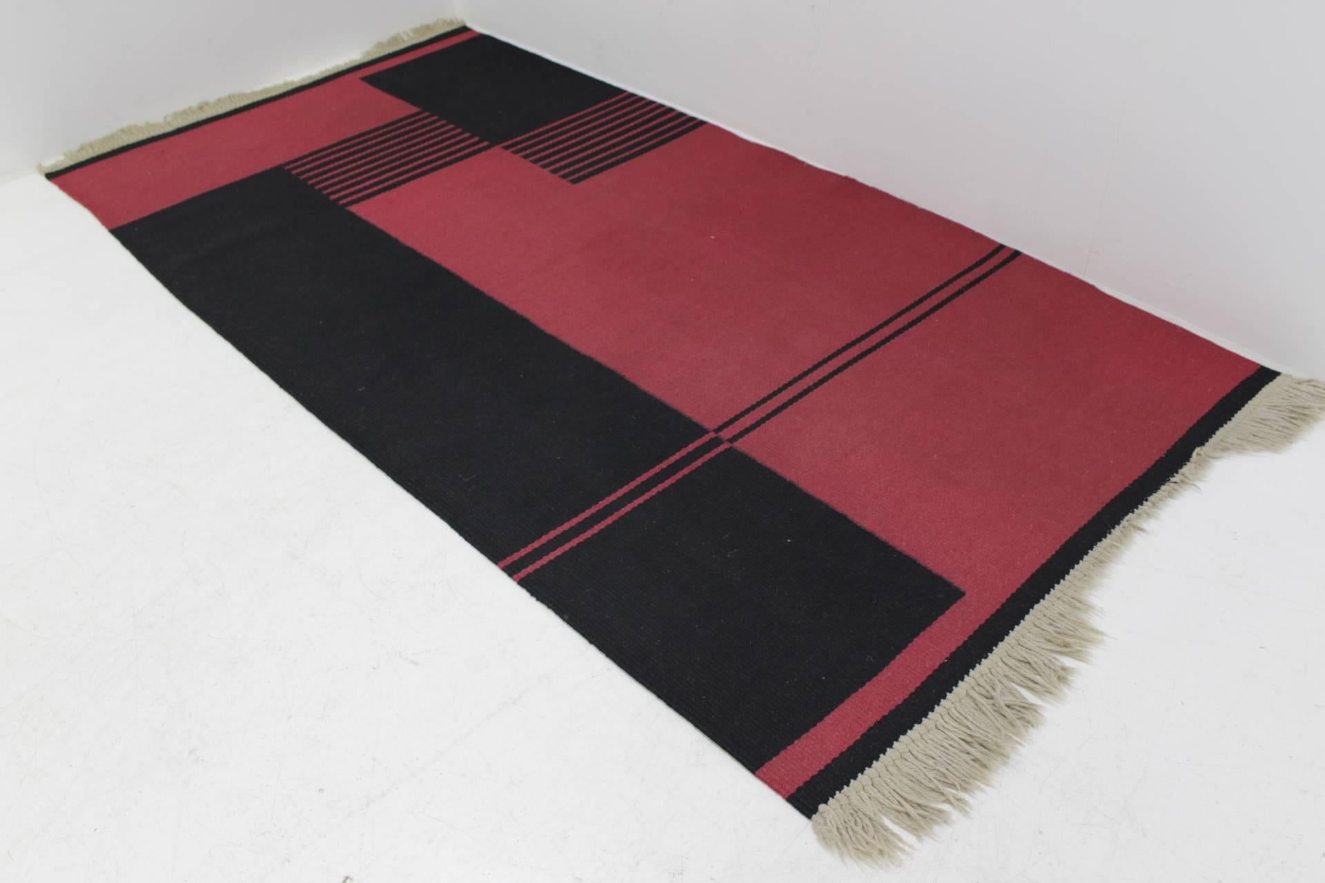 Geometrischer modernistischer Kelim-Teppich aus der Mitte des Jahrhunderts im Zustand „Gut“ im Angebot in Praha, CZ