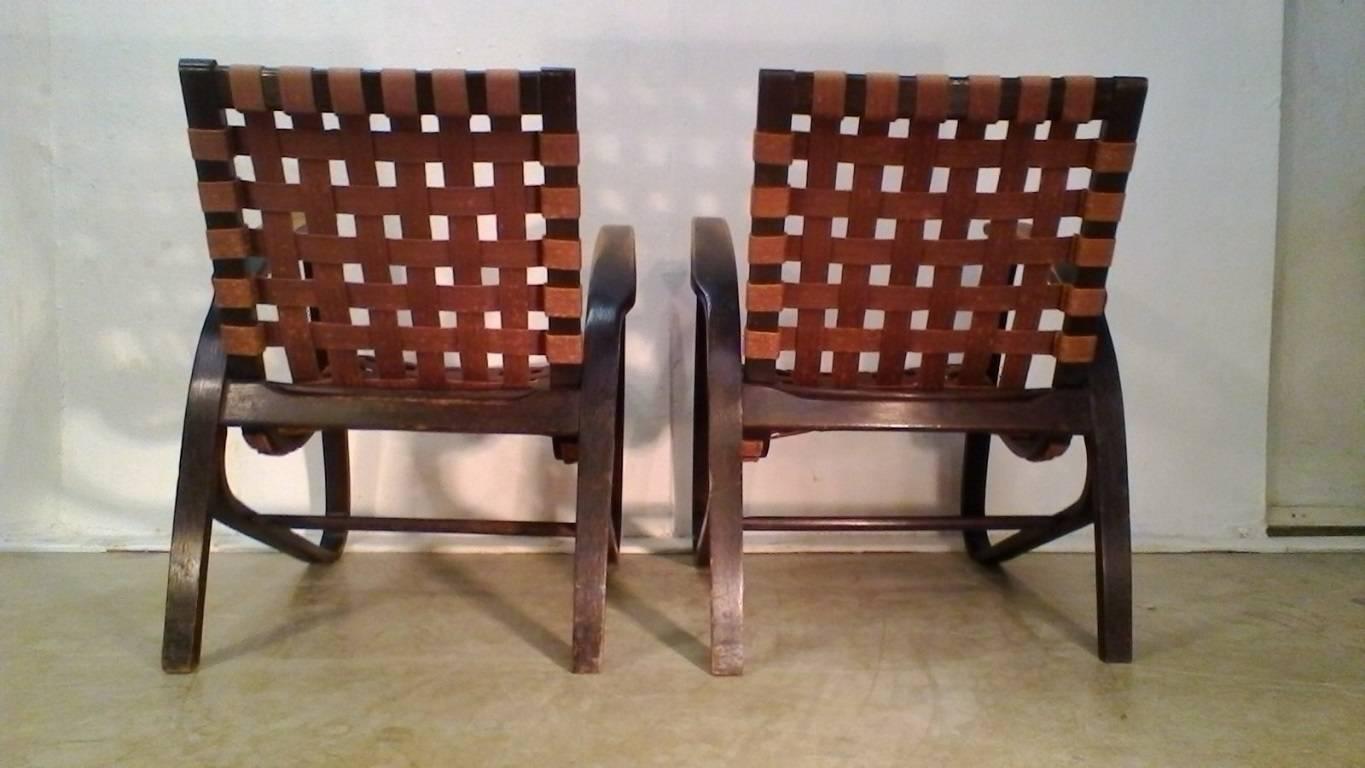 Ensemble de deux fauteuils en hêtre cintré avec assise en lambeaux. Design Jan Vanek, Tchécoslovaquie, vers les années 1930.
Bon état d'origine.