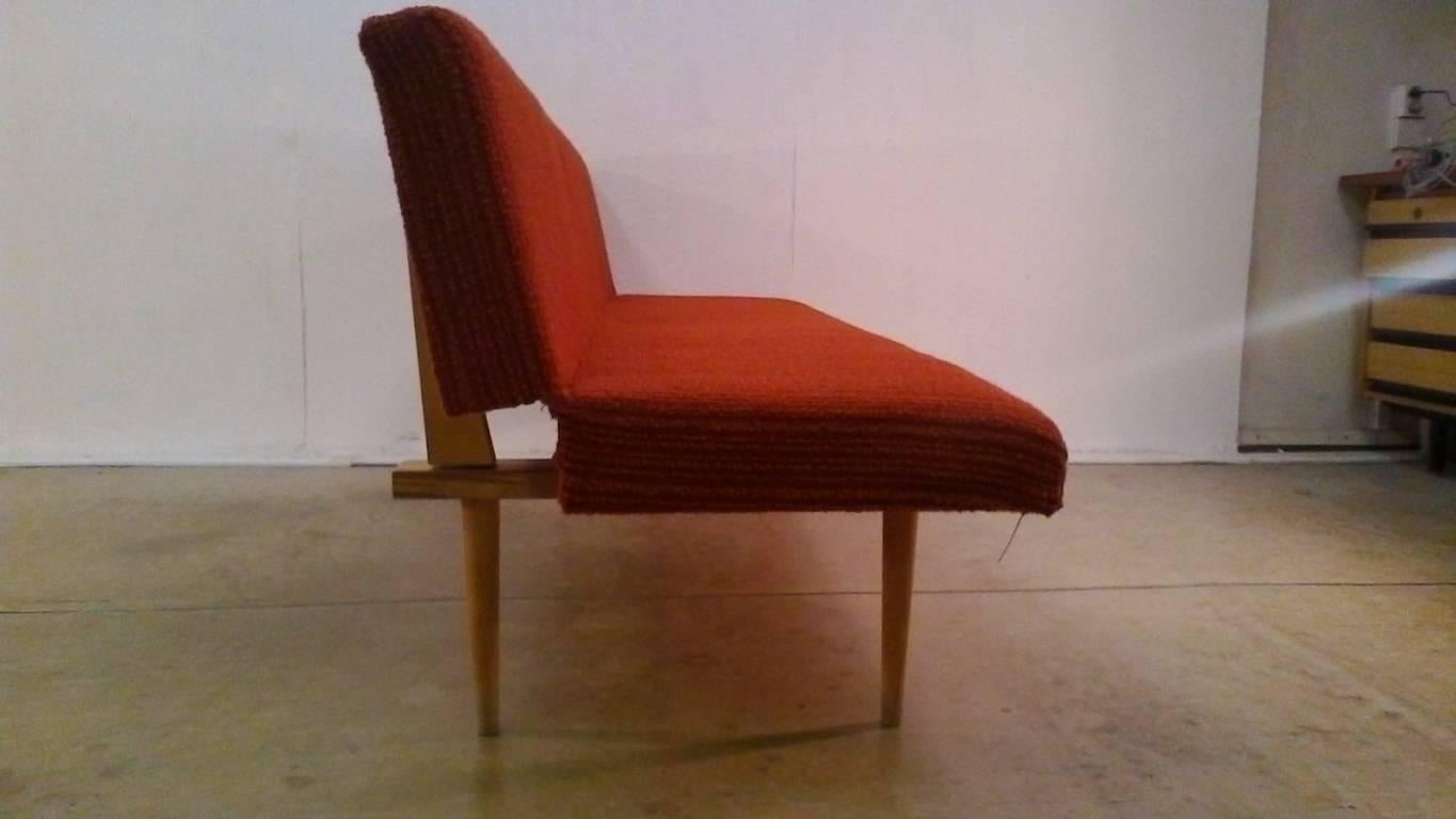 Sofa aus der Mitte des Jahrhunderts, entworfen von Miroslav Navrtil, Tschechische Republik, 1960er Jahre im Zustand „Gut“ im Angebot in Praha, CZ