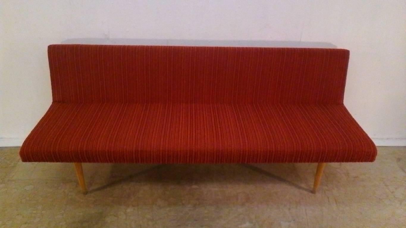Sofabett aus der Jahrhundertmitte, entworfen von Miroslav Navrátil, Tschechische Republik, 1960er Jahre, Polsterung aus Stoff, Holzrahmen.
Abmessungen gefaltet Sofa ist 189 cm x 82 cm.
 