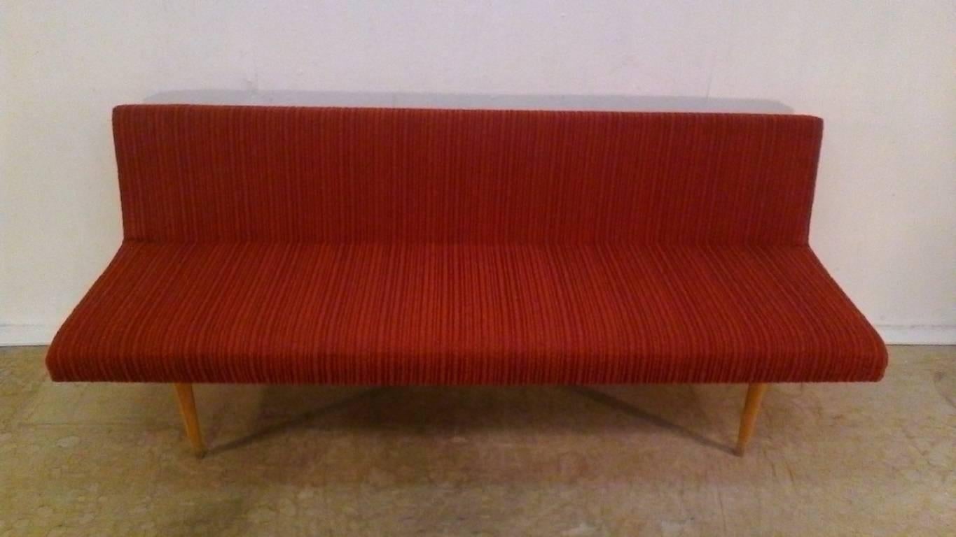 Canapé-lit du milieu du siècle conçu par Miroslav Navrátil, République tchèque, années 1960, tapisserie d'ameublement, cadre en bois.
Les dimensions du canapé Foldes sont 189 cm x 82 cm.
 