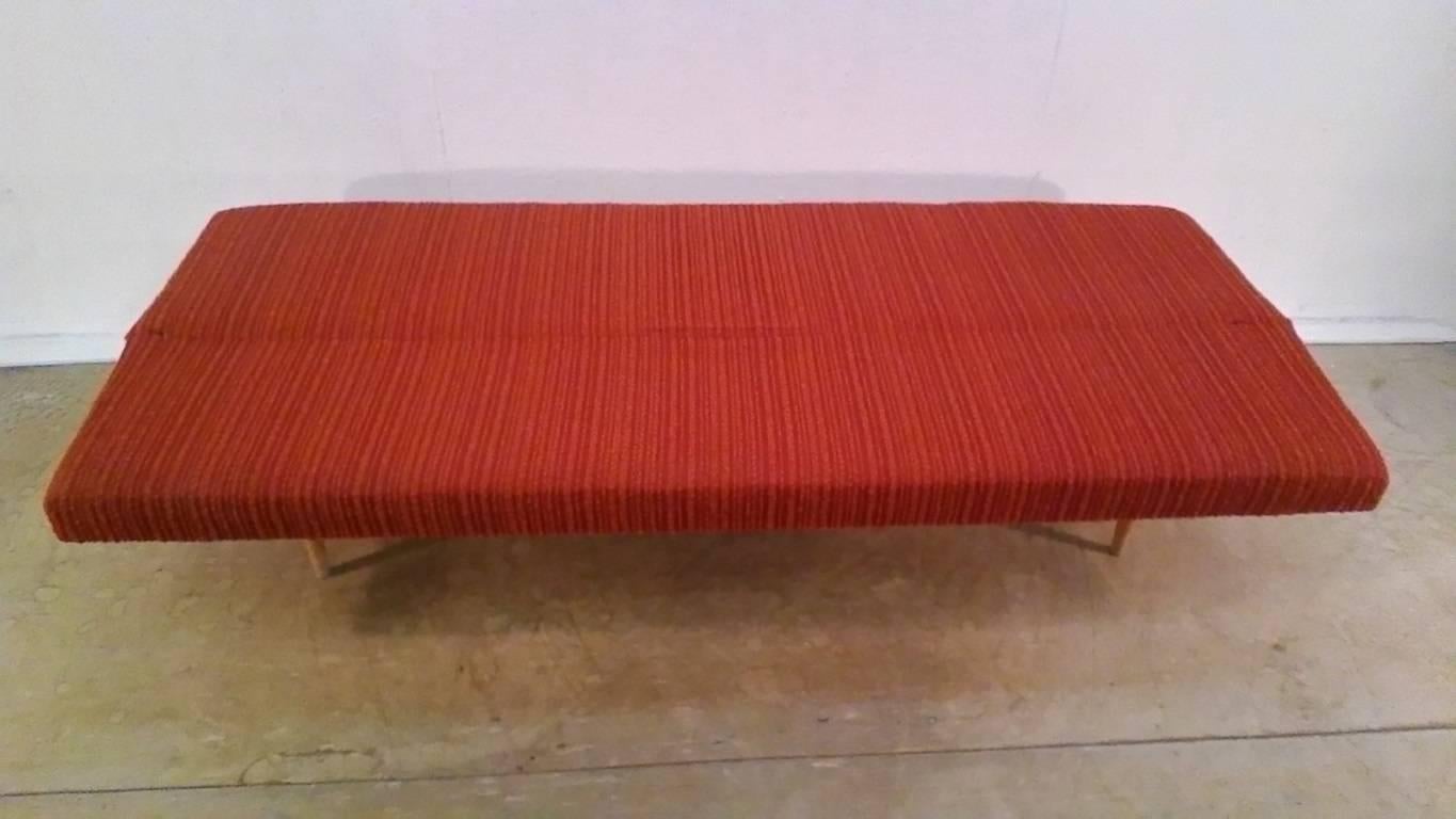 Sofa aus der Mitte des Jahrhunderts, entworfen von Miroslav Navrtil, Tschechische Republik, 1960er Jahre (Polster) im Angebot