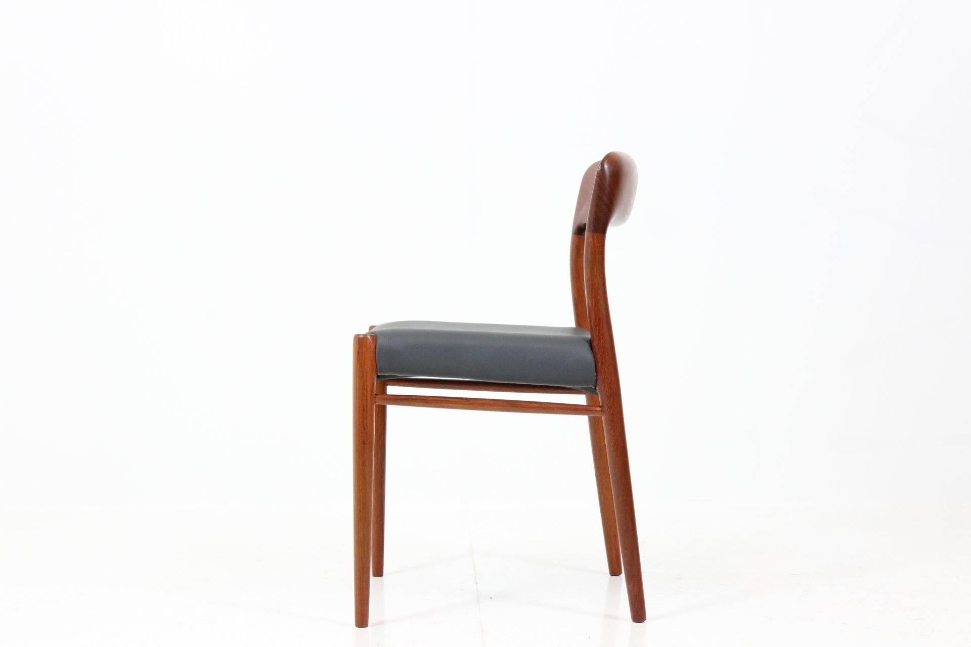 Set of Four Teak Dining Chairs Model 75 by Niels O. Møller In Good Condition In Praha, CZ