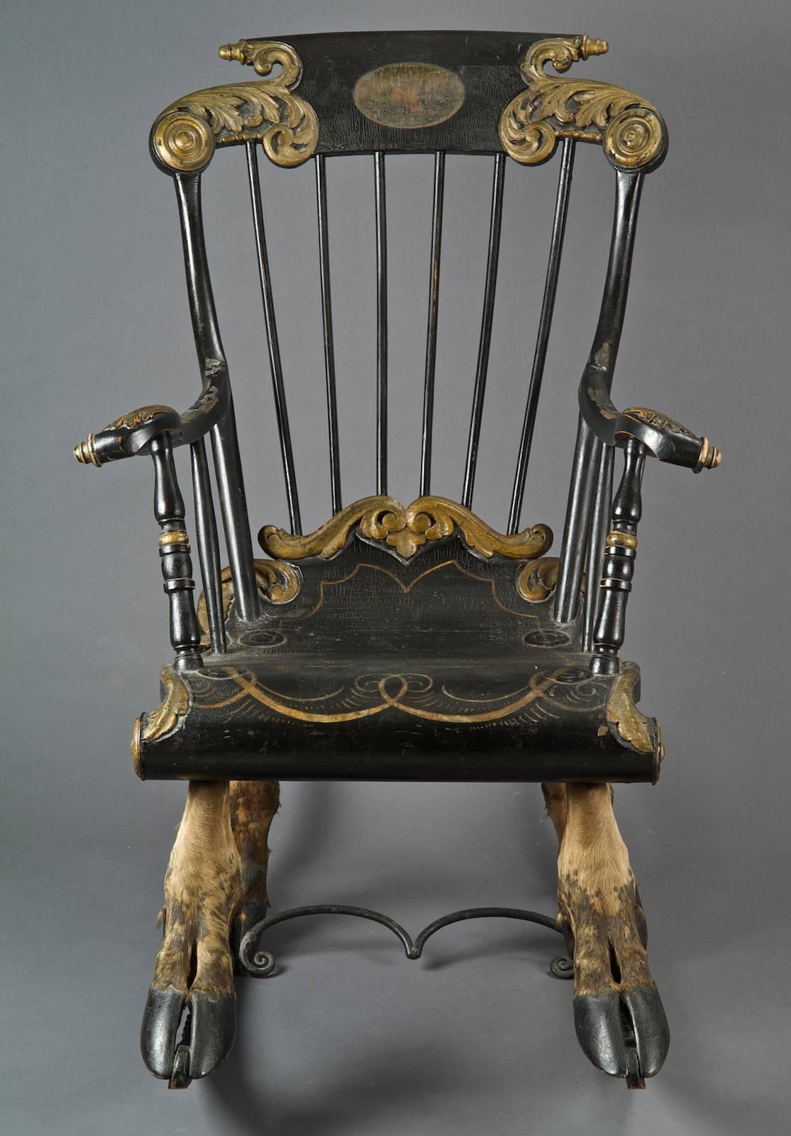 Rare rocking armchair in black and golden lacquer mounted on elk legs -bottom, armrest and back of the chair sculpted with acanthe leaves - badge on the top of the chair back - beautiful patina - Sweden, end of 17th century. 
Dimension: L 100 X L
