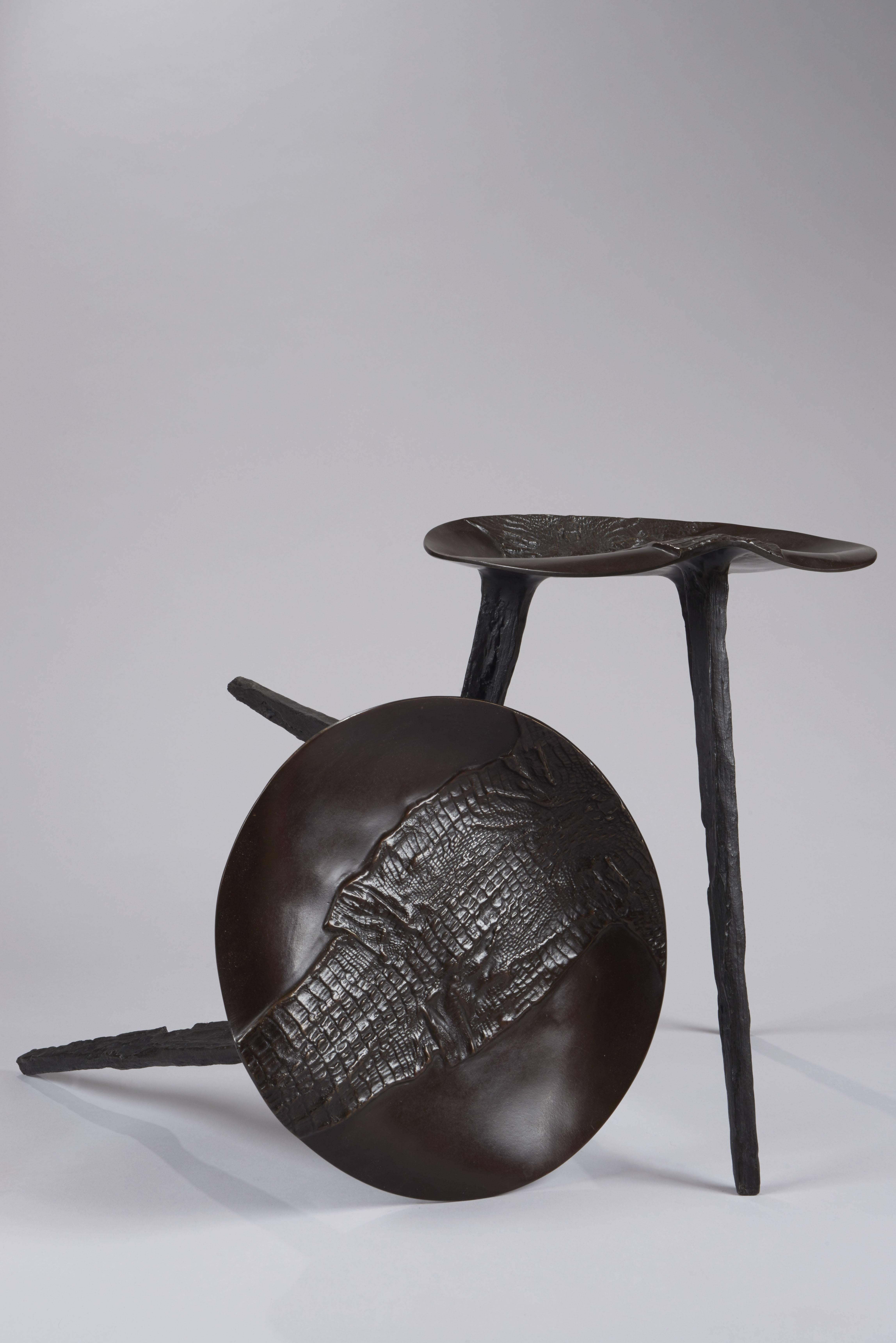 Pair of exceptional stools in bronze, lost wax casting - The base is in crocodile skin 