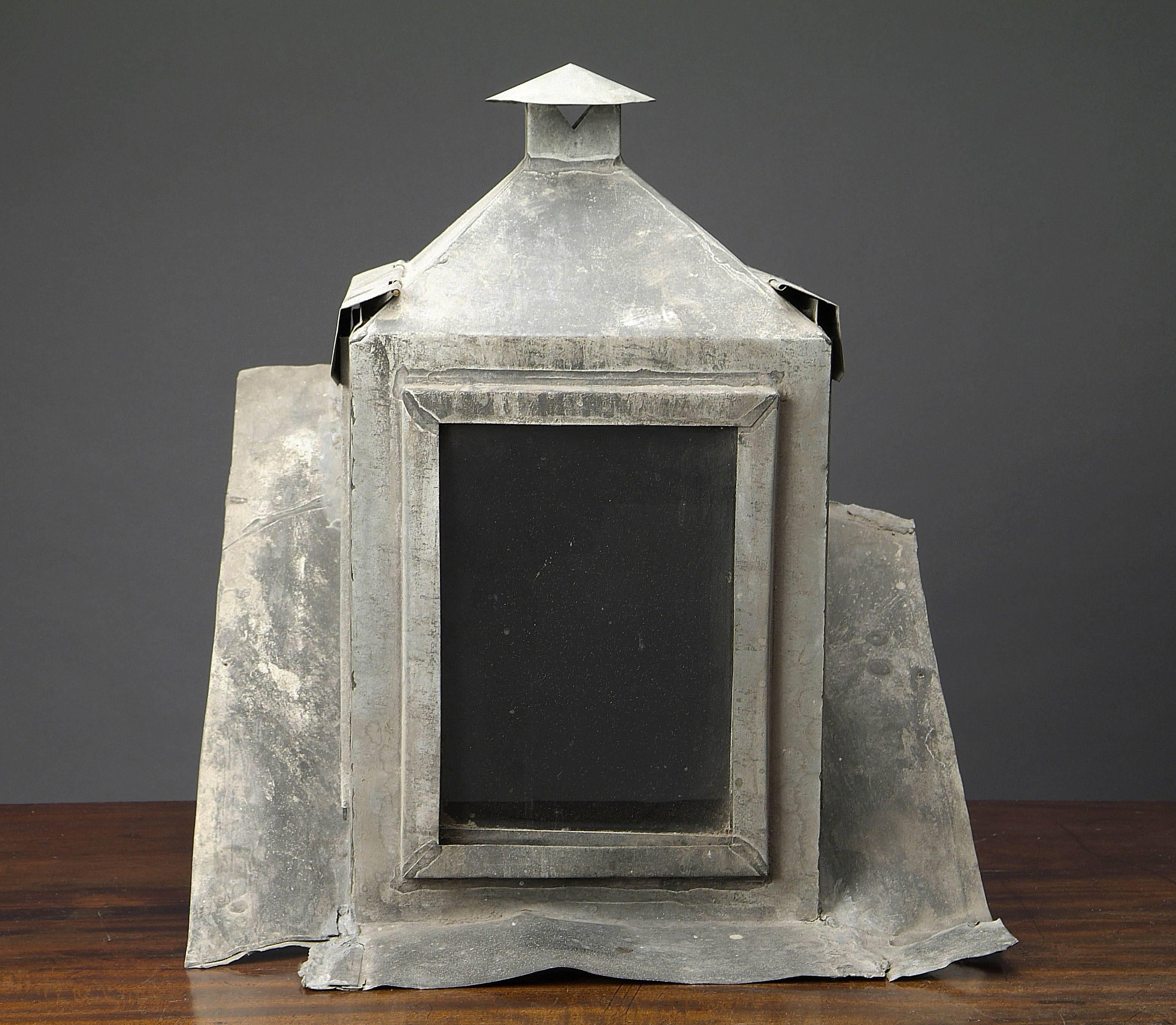 A rare skylight of a pigeon fancier in zinc, was used to observe the flight and return of the pigeons, France, 19th century
Dimensions: 50 x 65 x H 55.